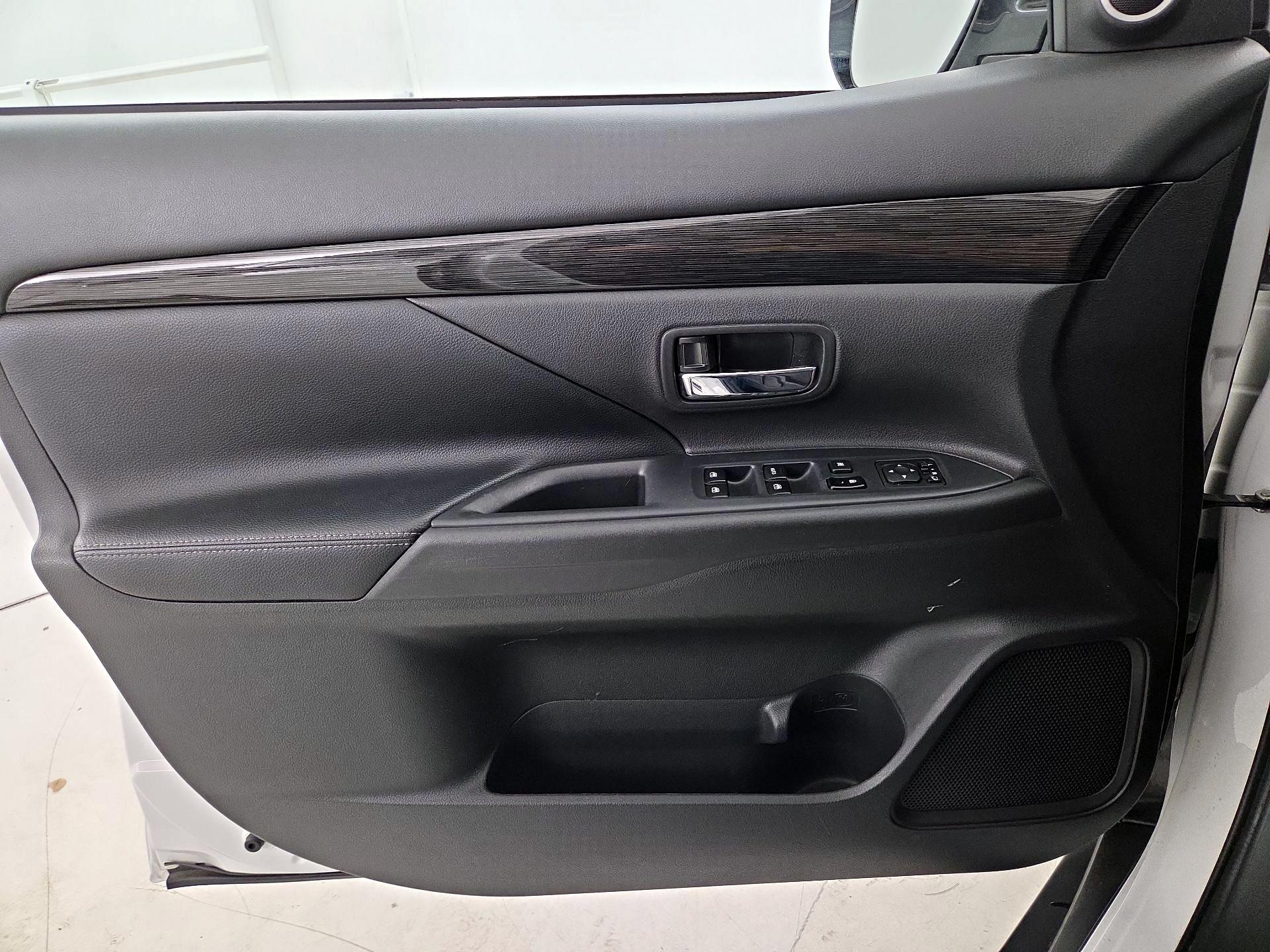 Thumbnail: 2017 Mitsubishi Outlander - 12