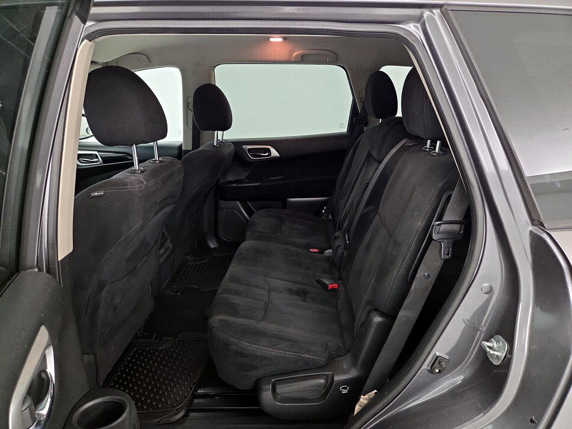 Thumbnail: 2016 Nissan Pathfinder - 17