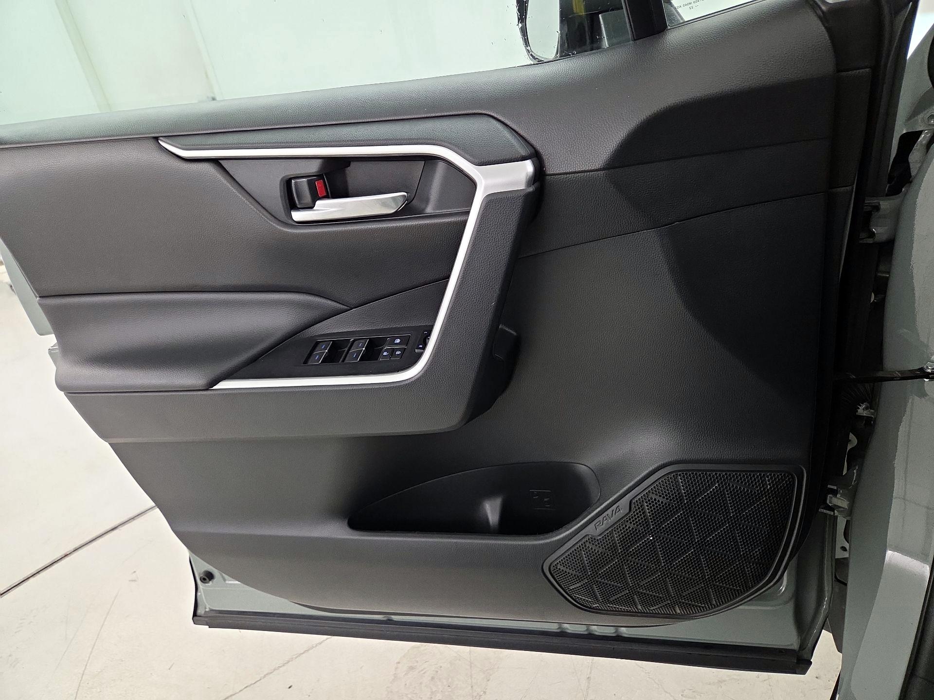 Thumbnail: 2022 Toyota RAV4 - 12