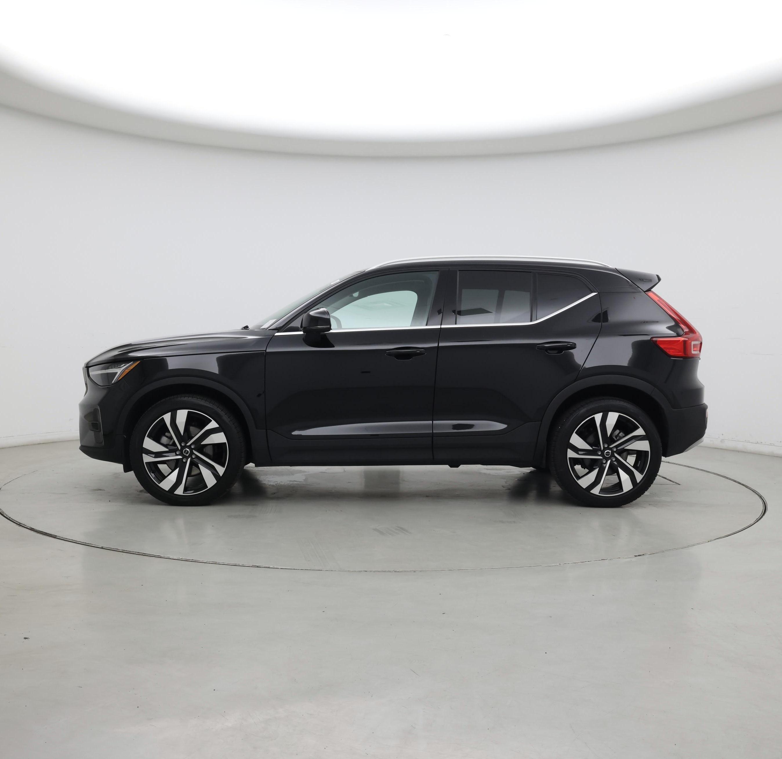 Thumbnail: 2025 Volvo XC40 - 3