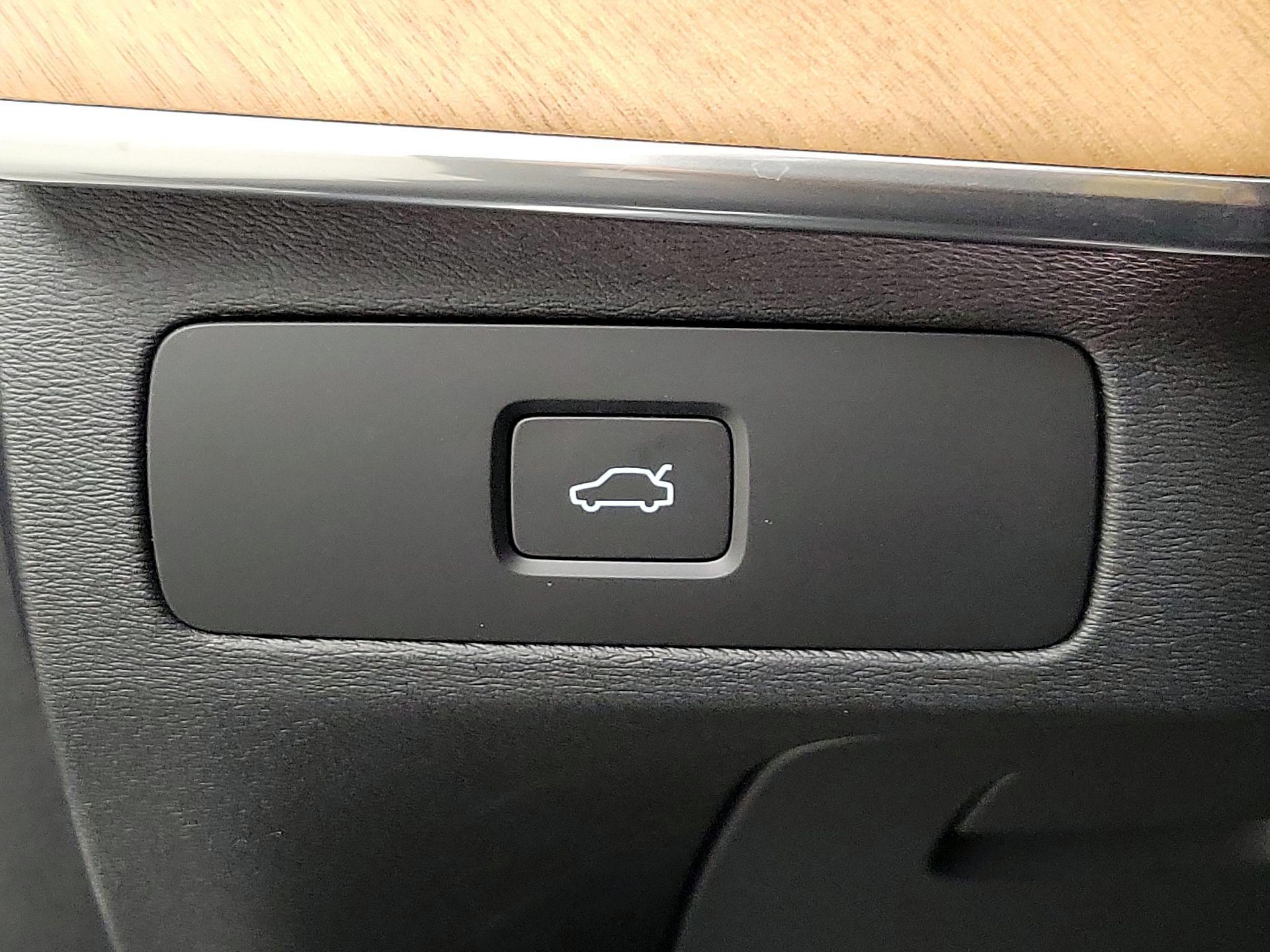 Thumbnail: 2025 Volvo XC90 - 13