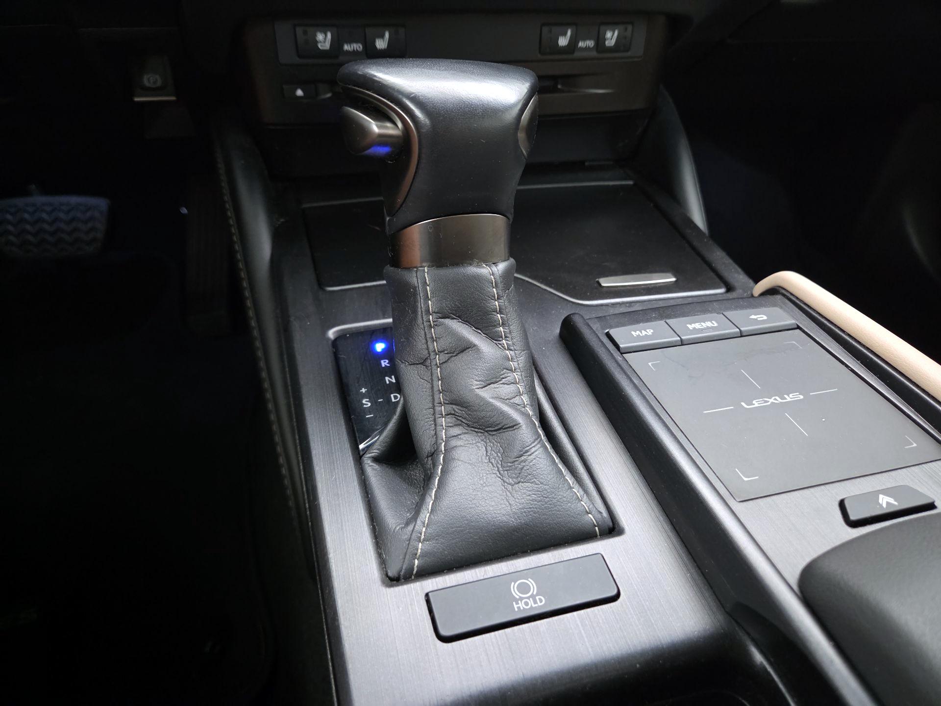 Thumbnail: 2020 Lexus ES - 18