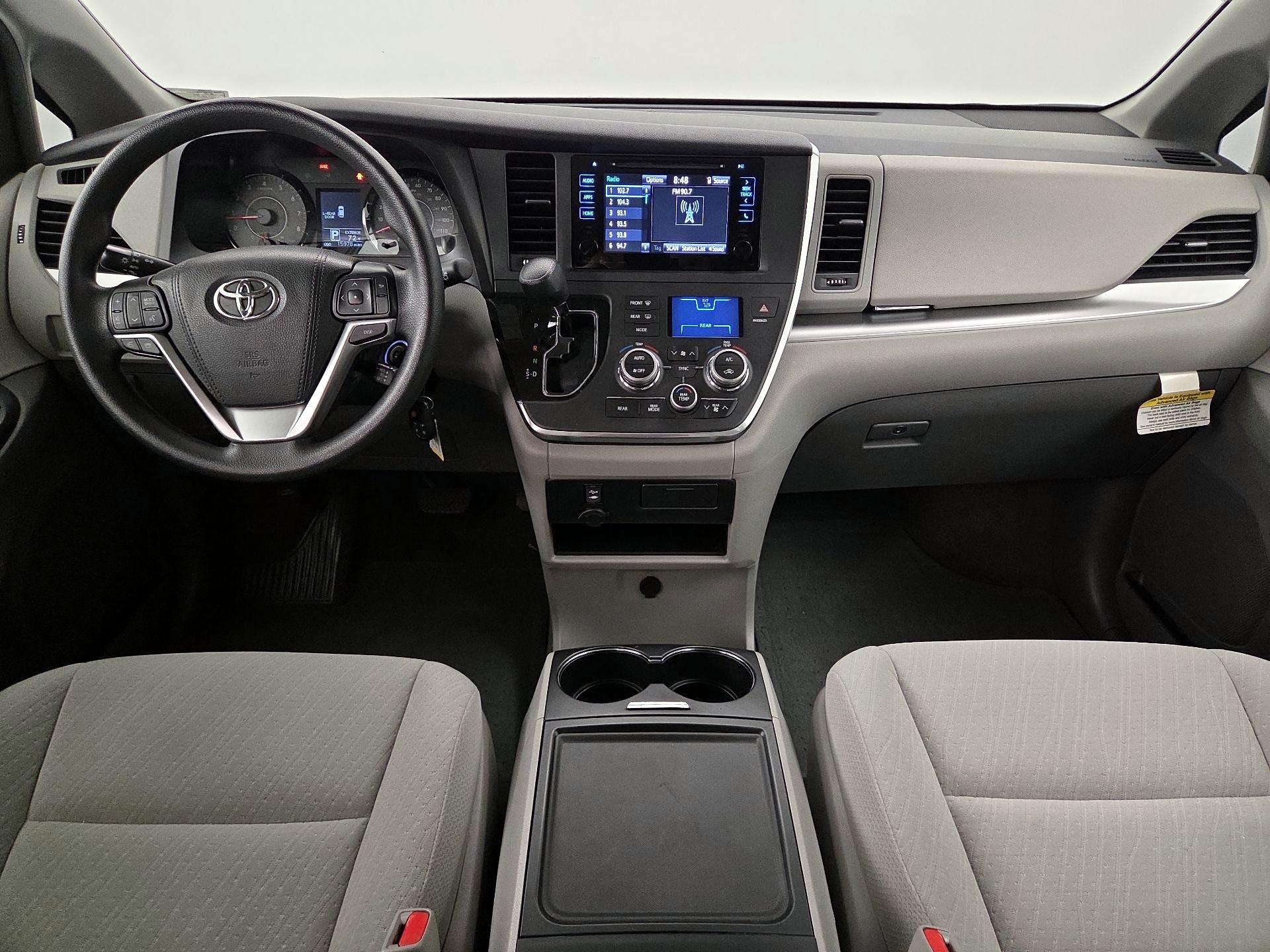 Thumbnail: 2017 Toyota Sienna - 9