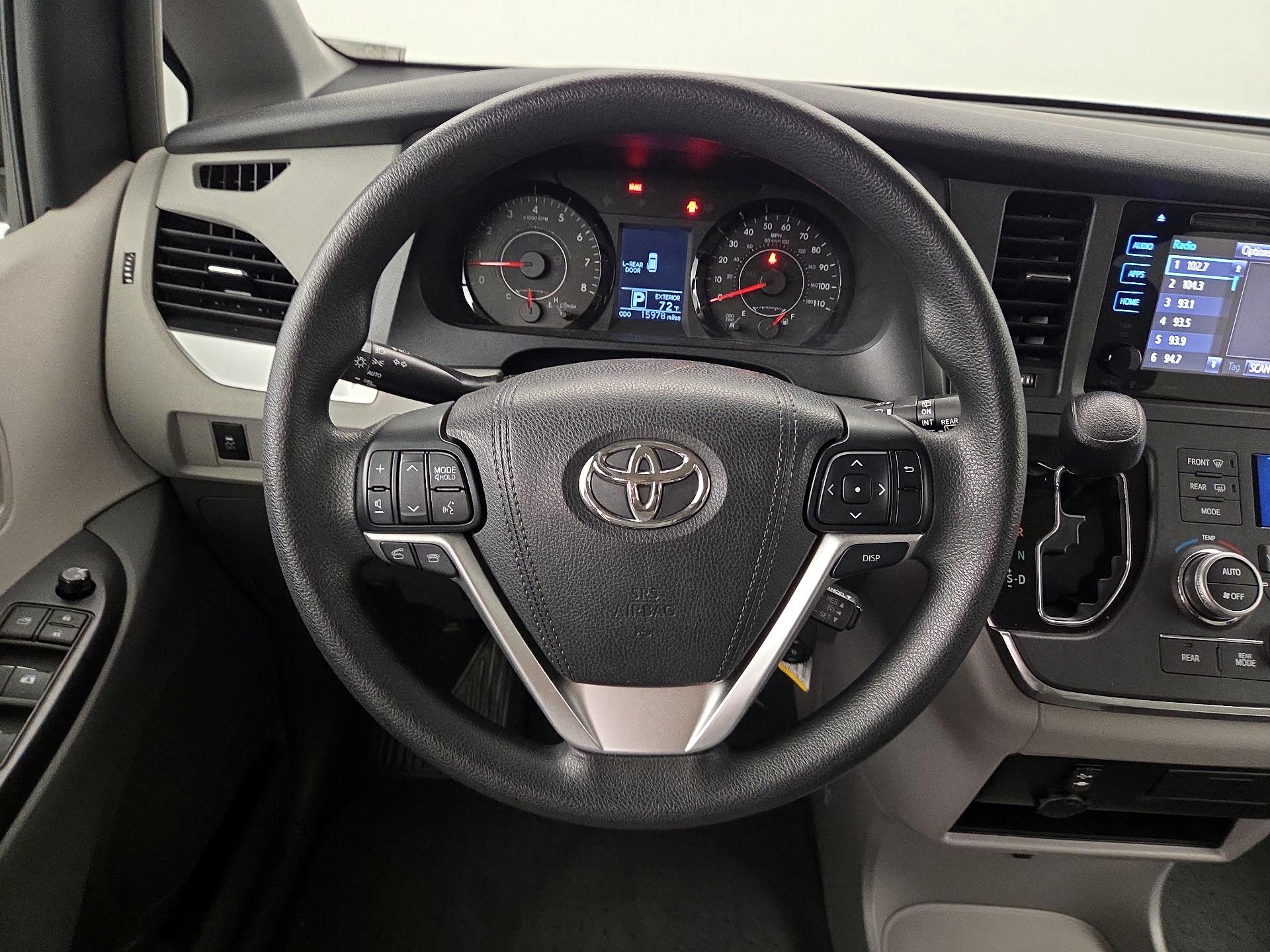 Thumbnail: 2017 Toyota Sienna - 10