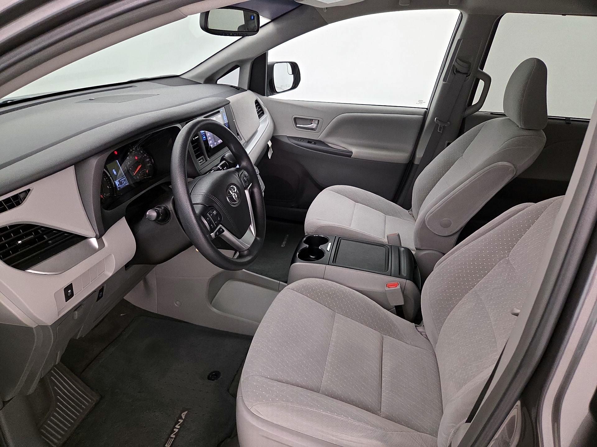 Thumbnail: 2017 Toyota Sienna - 11