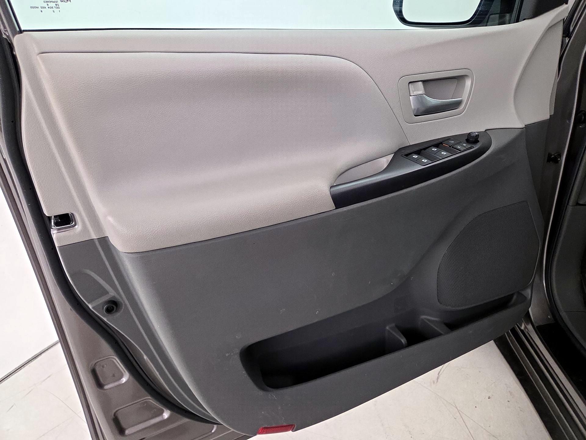 Thumbnail: 2017 Toyota Sienna - 12