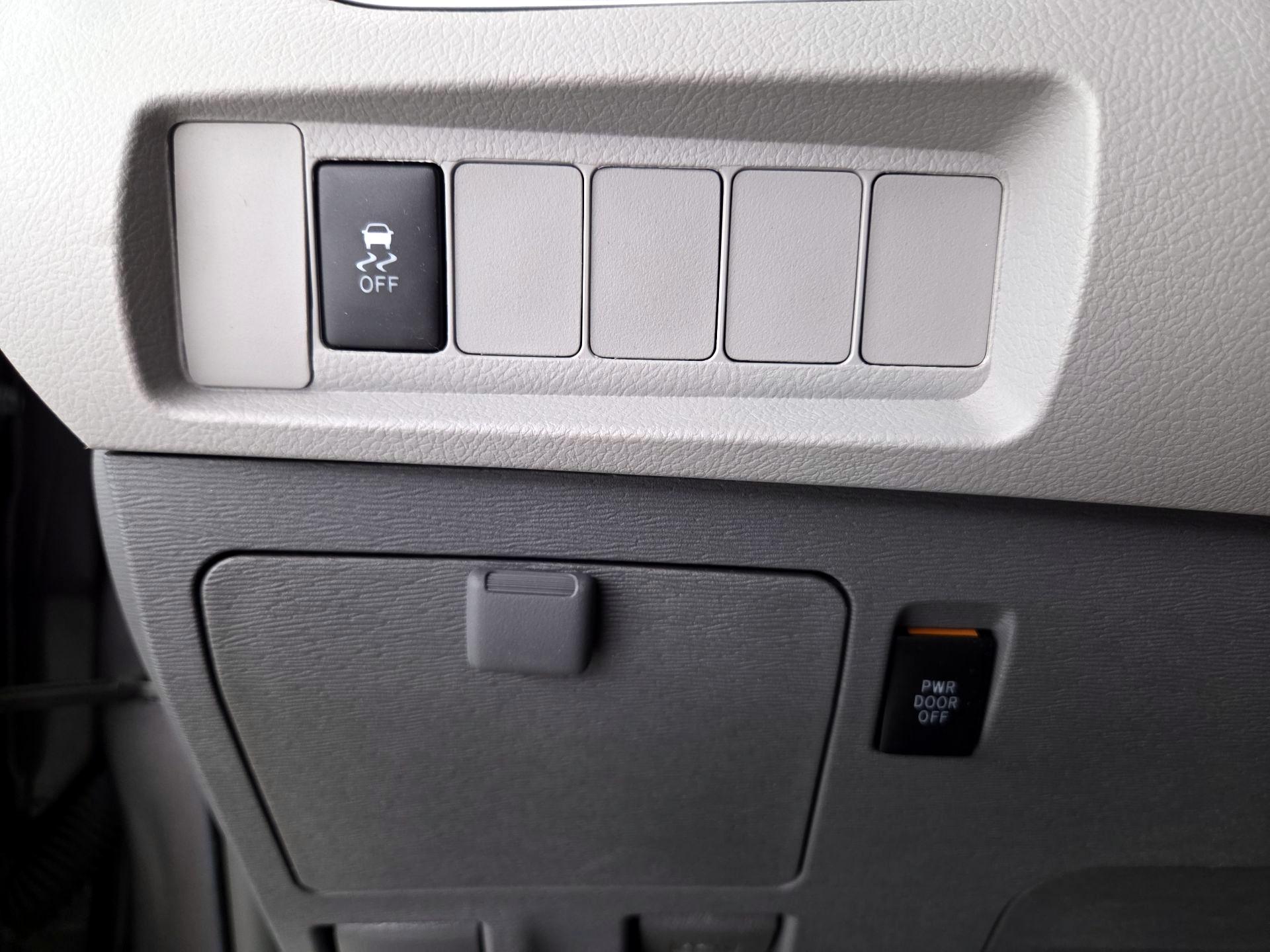 Thumbnail: 2017 Toyota Sienna - 13