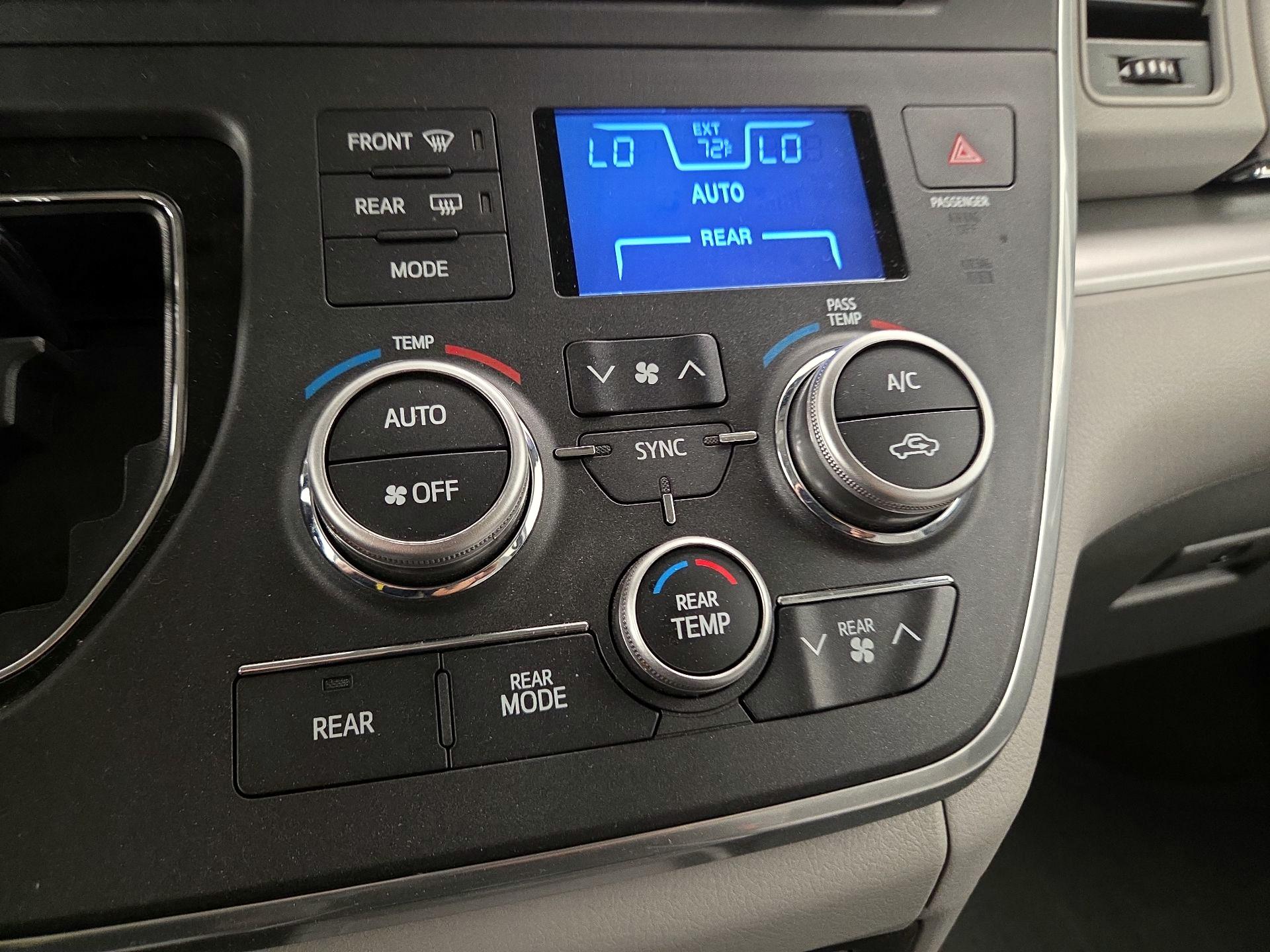 Thumbnail: 2017 Toyota Sienna - 16