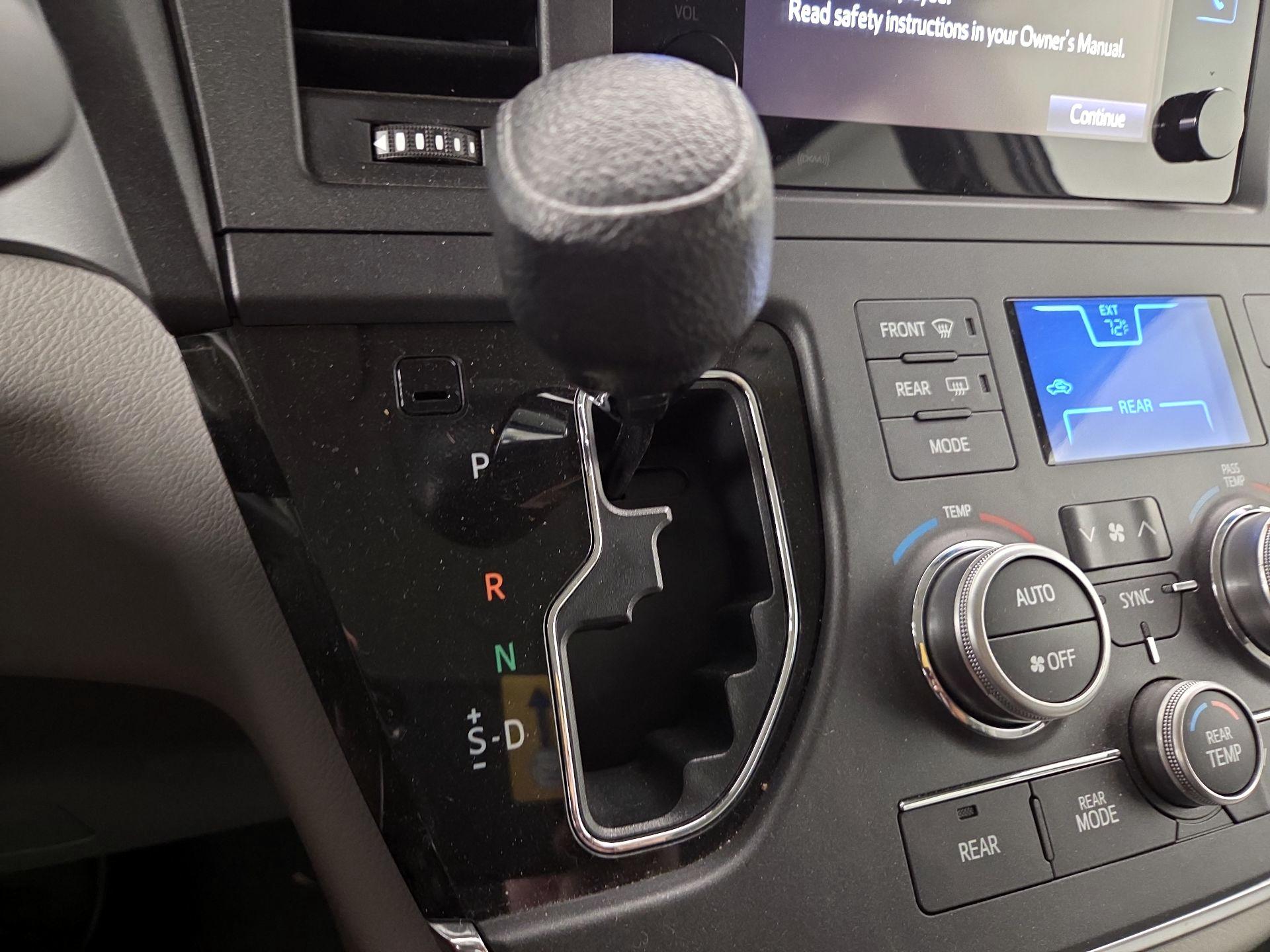 Thumbnail: 2017 Toyota Sienna - 17