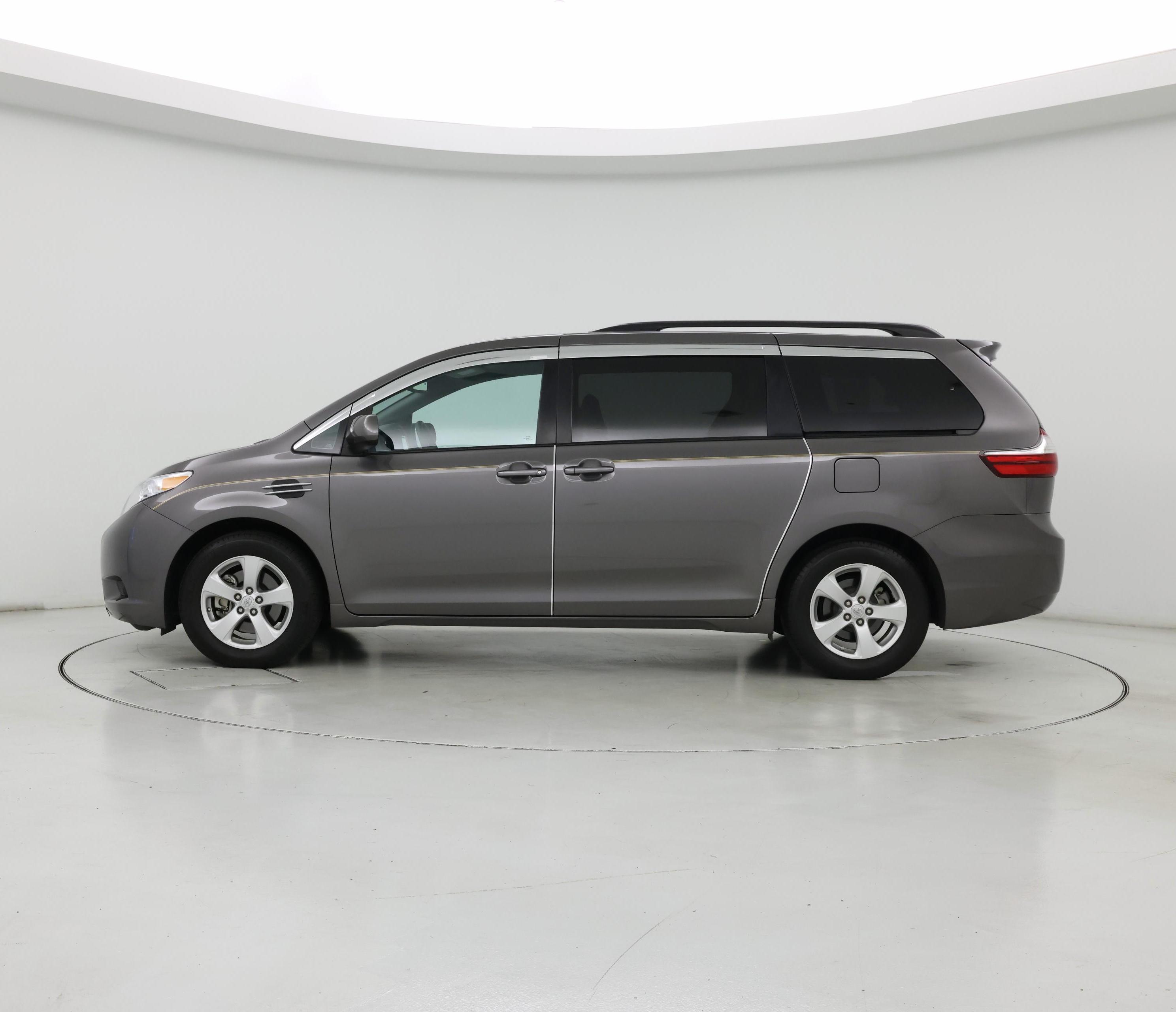 Thumbnail: 2017 Toyota Sienna - 3