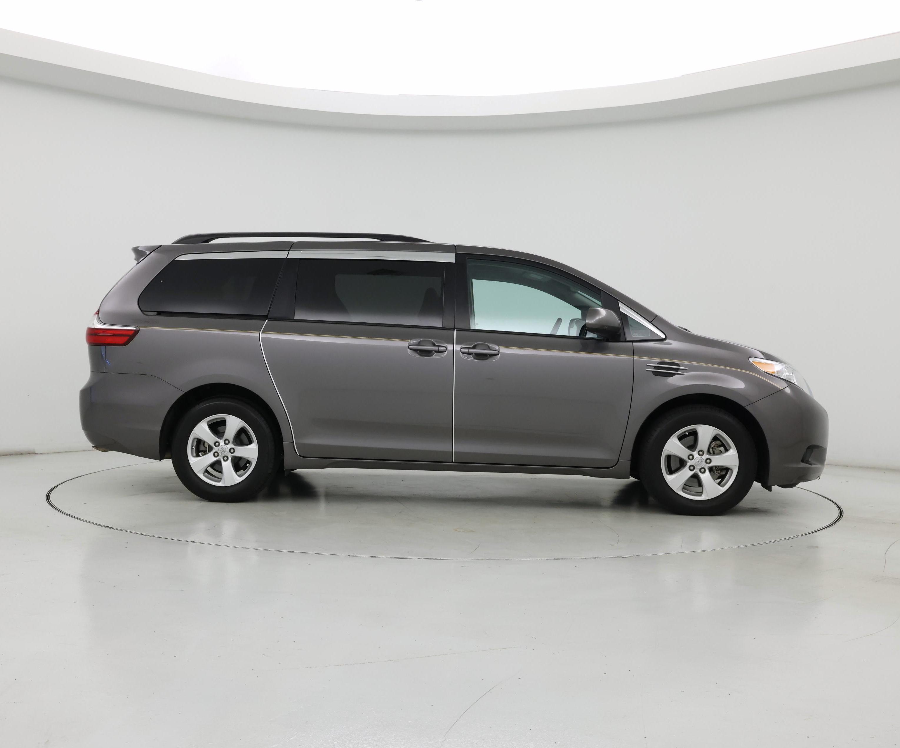 Thumbnail: 2017 Toyota Sienna - 7