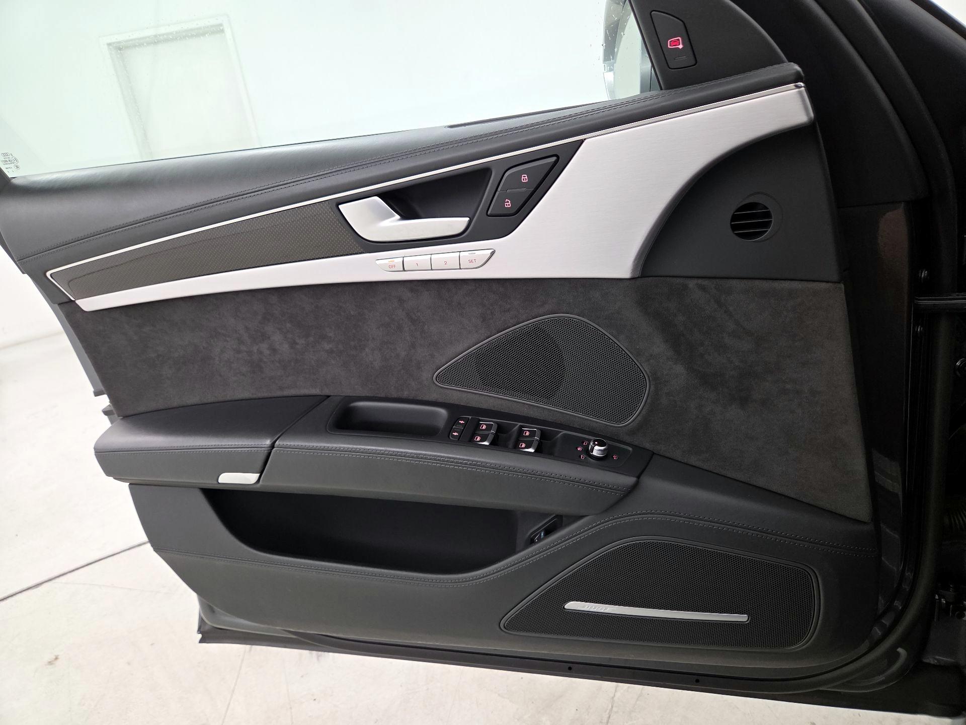 Thumbnail: 2015 Audi S8 - 12