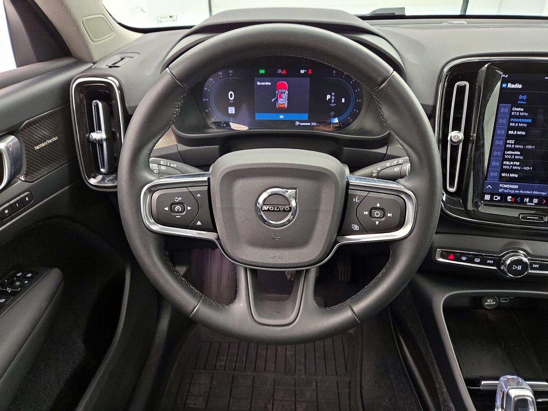 Thumbnail: 2023 Volvo XC40 - 10