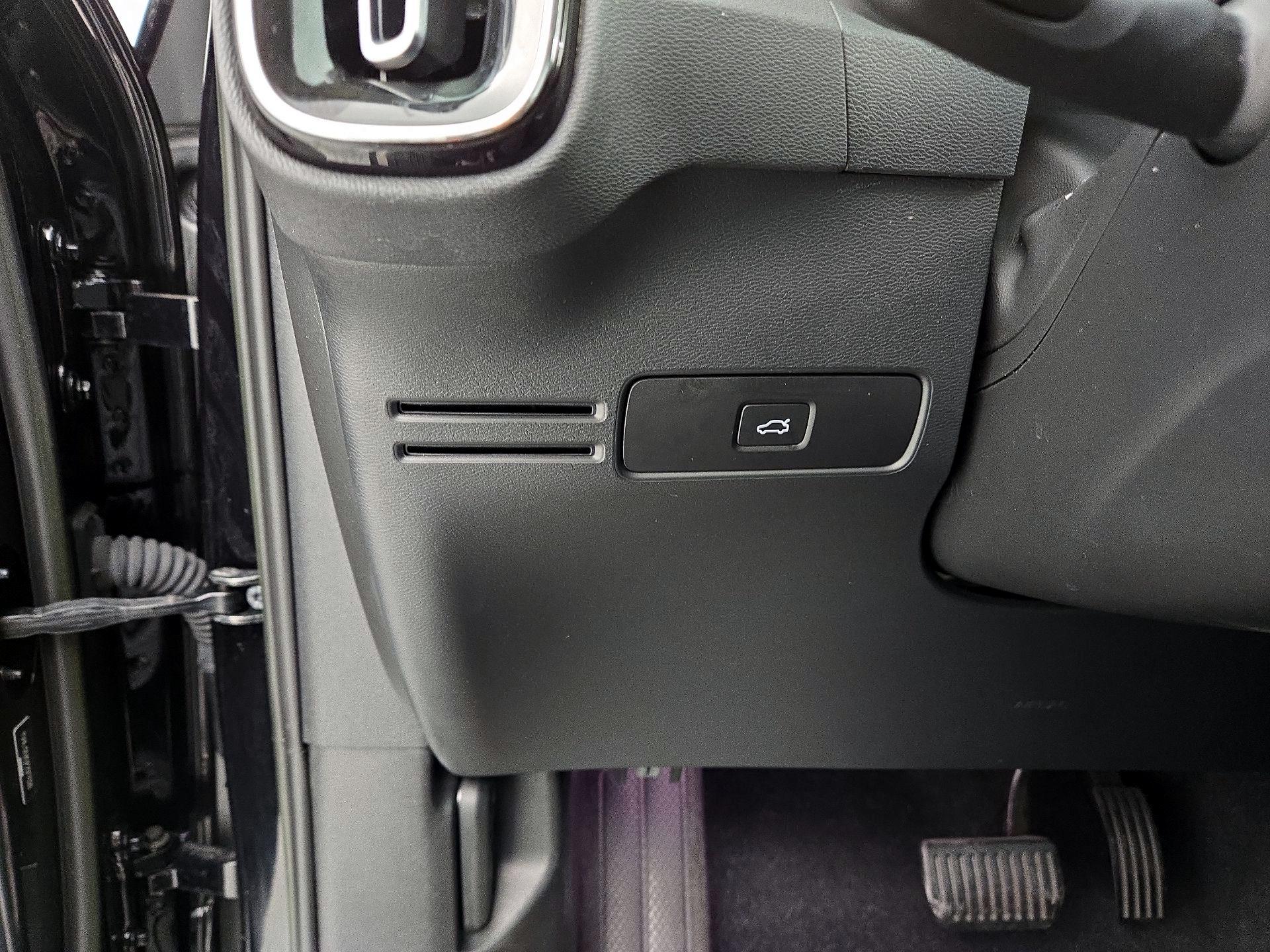 Thumbnail: 2023 Volvo XC40 - 13