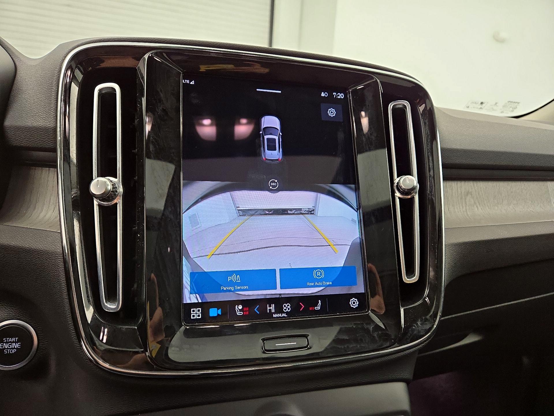 Thumbnail: 2023 Volvo XC40 - 14