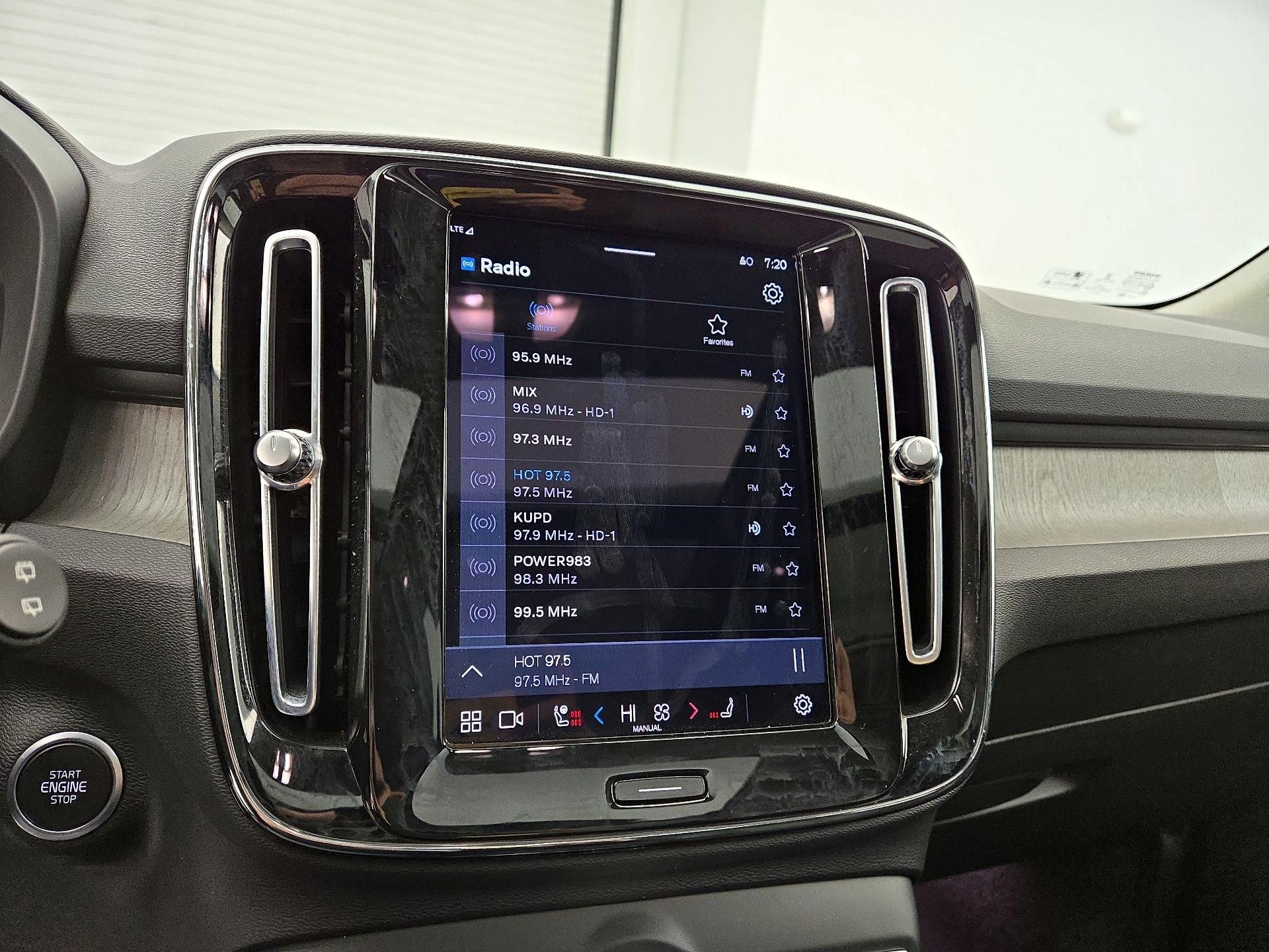 Thumbnail: 2023 Volvo XC40 - 15