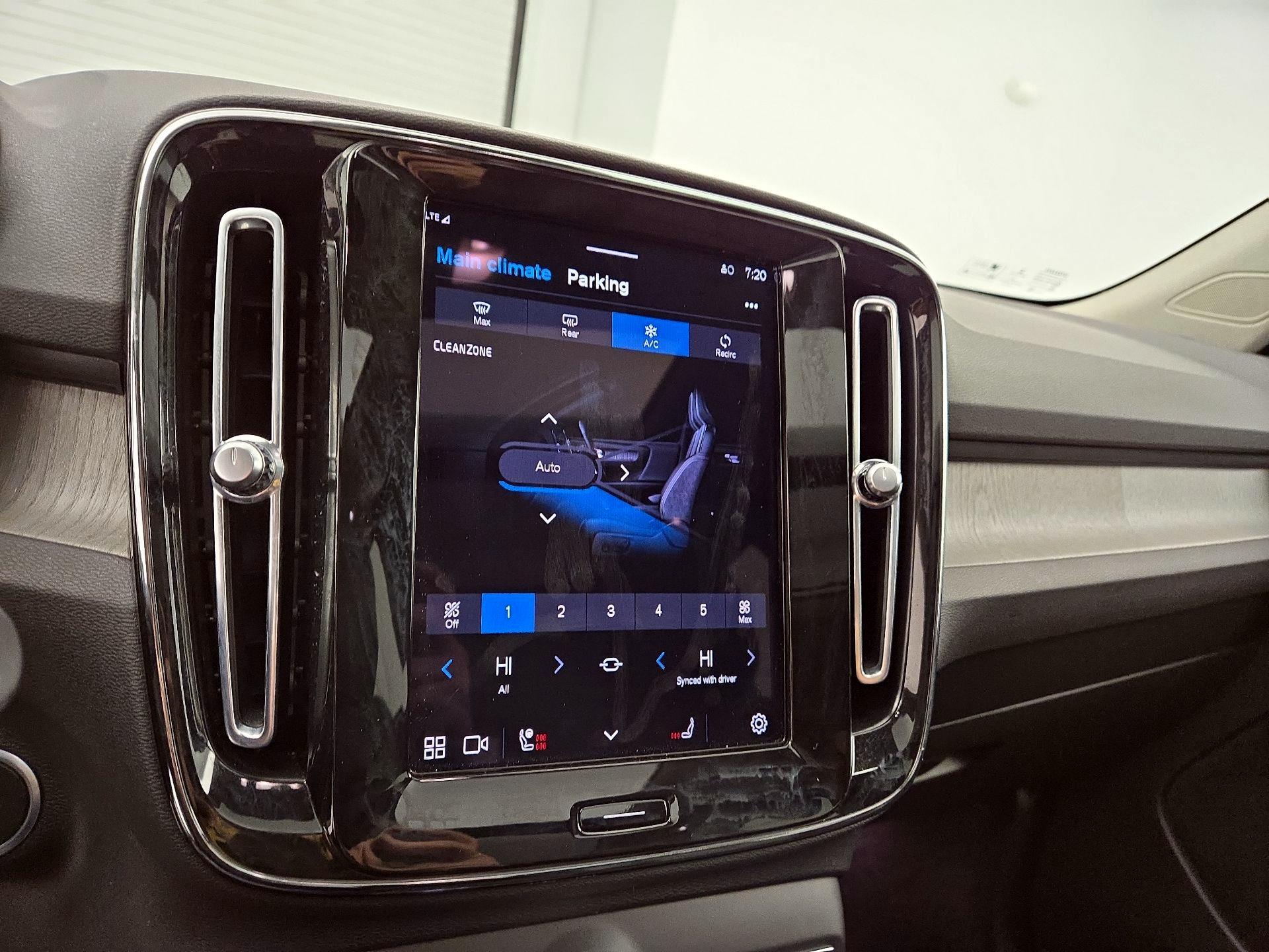 Thumbnail: 2023 Volvo XC40 - 16