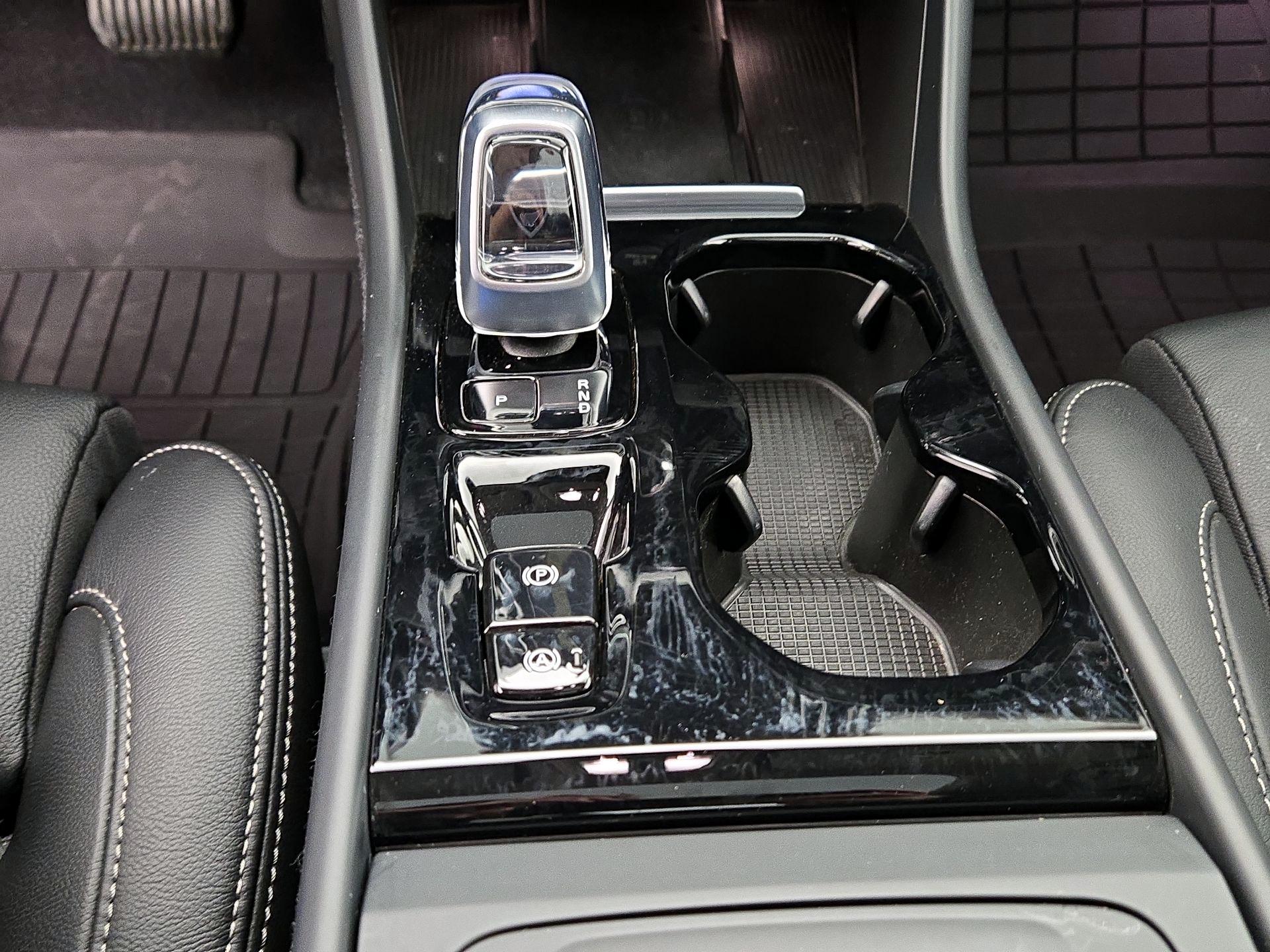 Thumbnail: 2023 Volvo XC40 - 17