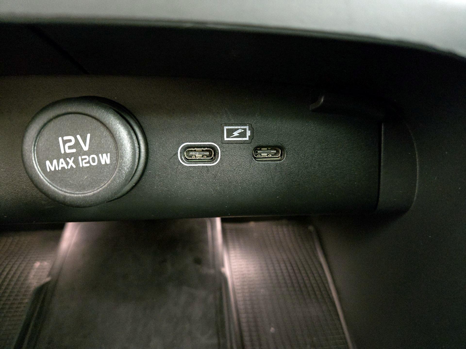 Thumbnail: 2023 Volvo XC40 - 18