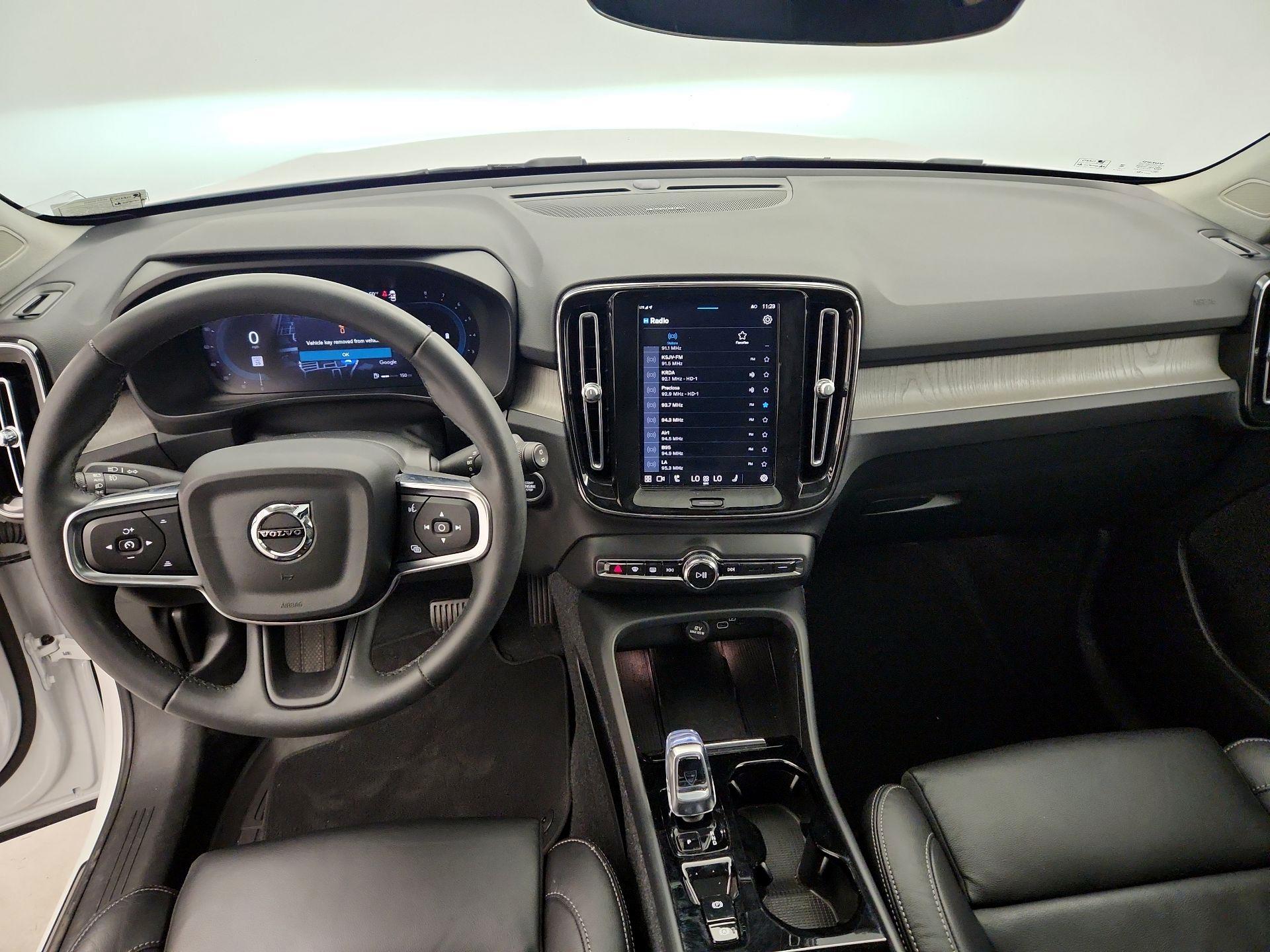 Thumbnail: 2023 Volvo XC40 - 9