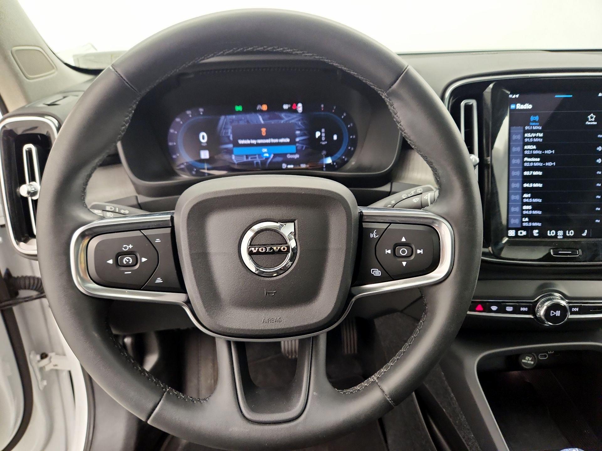 Thumbnail: 2023 Volvo XC40 - 10