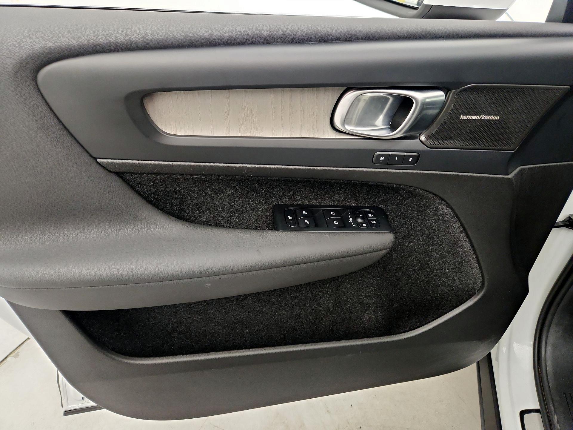 Thumbnail: 2023 Volvo XC40 - 12