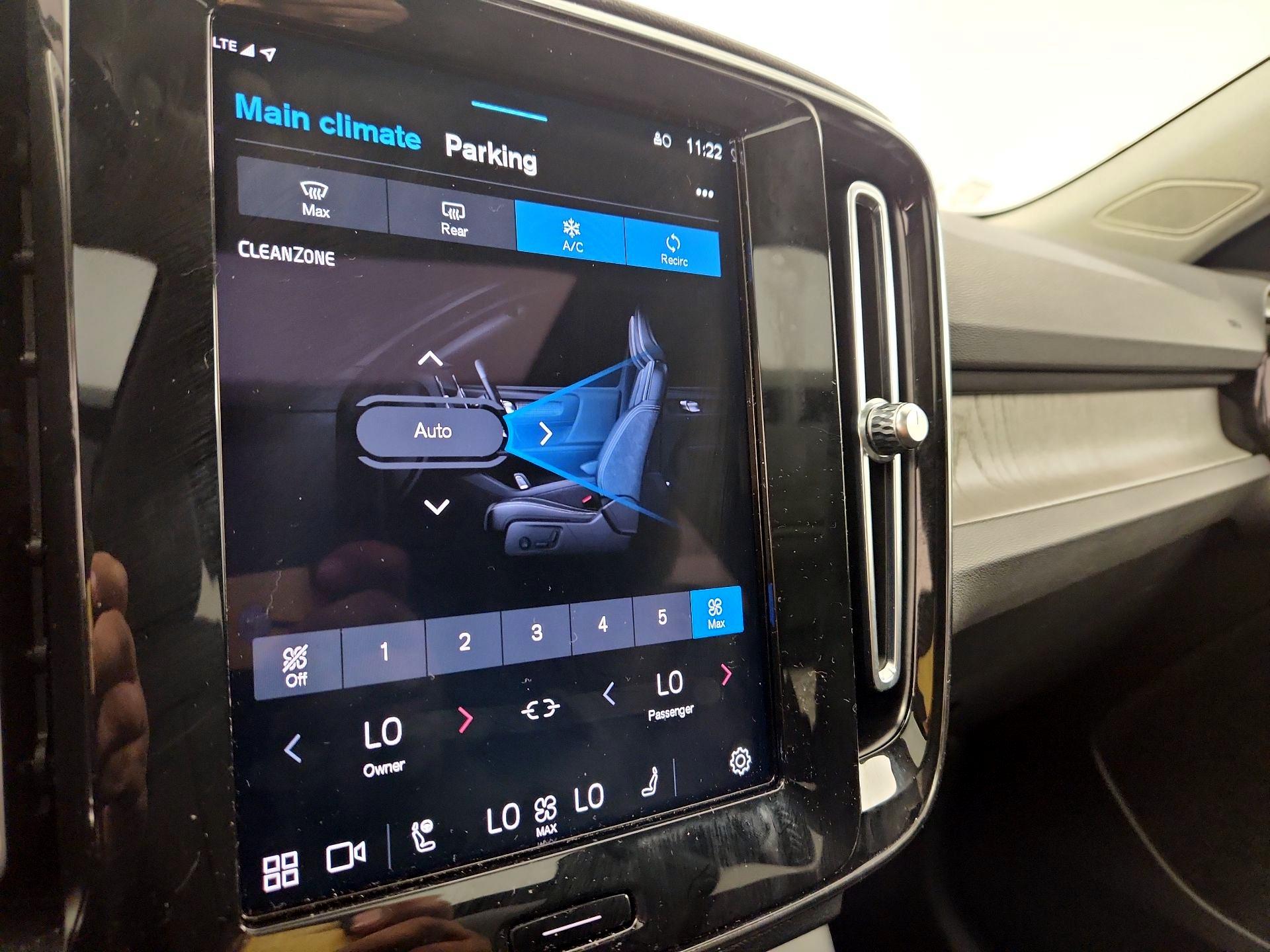 Thumbnail: 2023 Volvo XC40 - 16