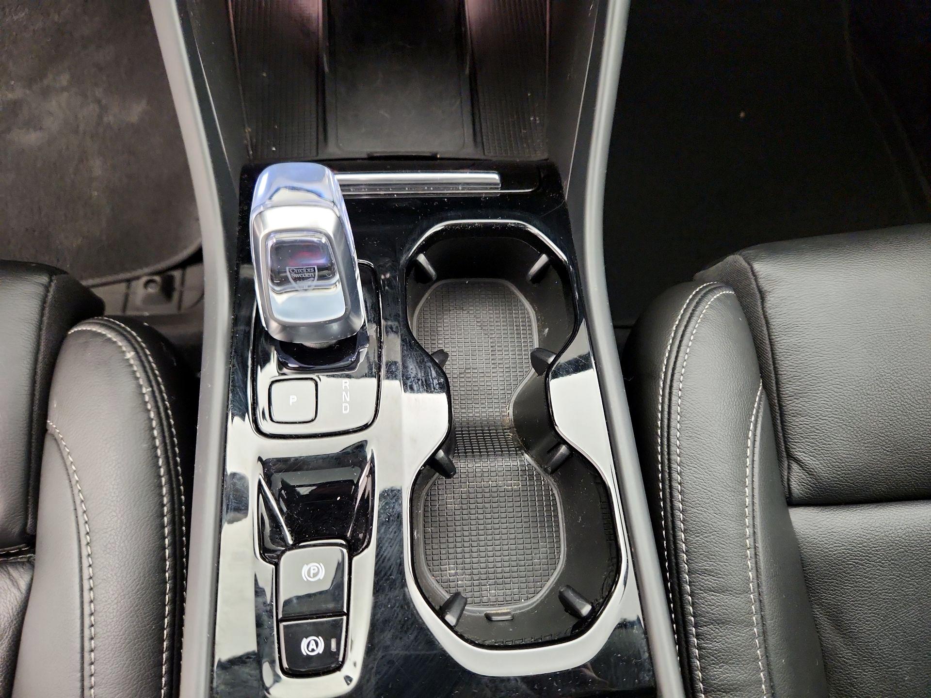 Thumbnail: 2023 Volvo XC40 - 17