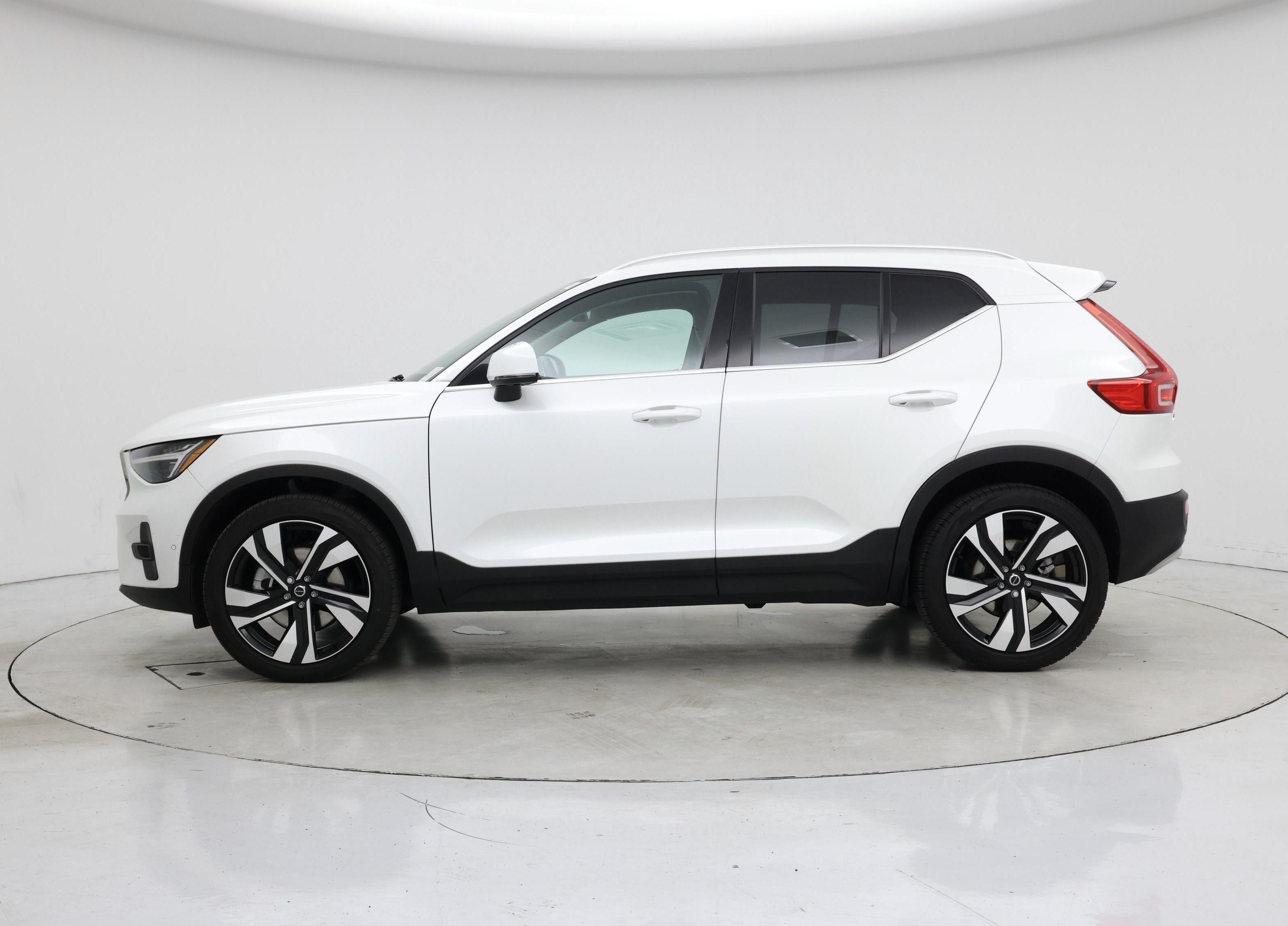 Thumbnail: 2023 Volvo XC40 - 3