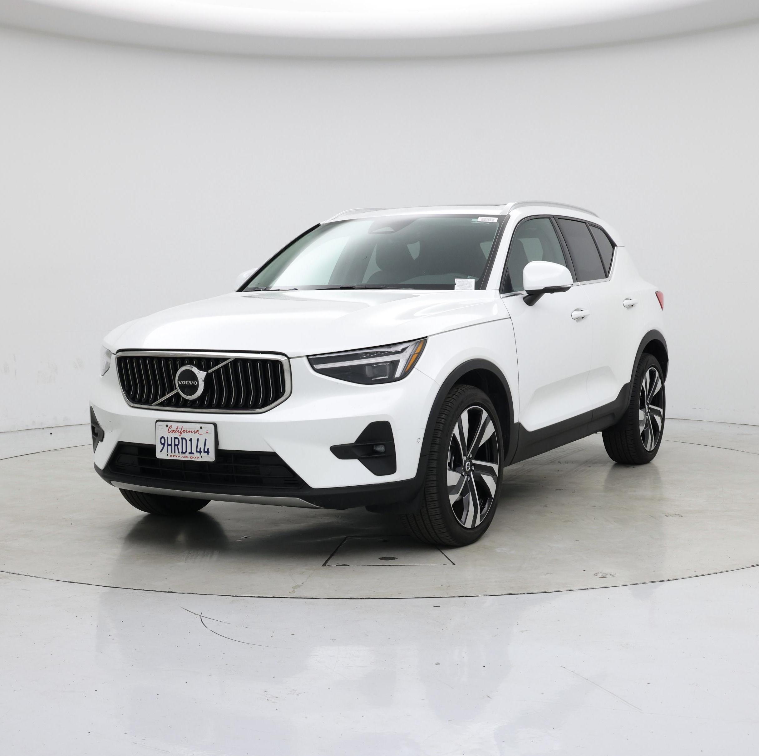 Thumbnail: 2023 Volvo XC40 - 4