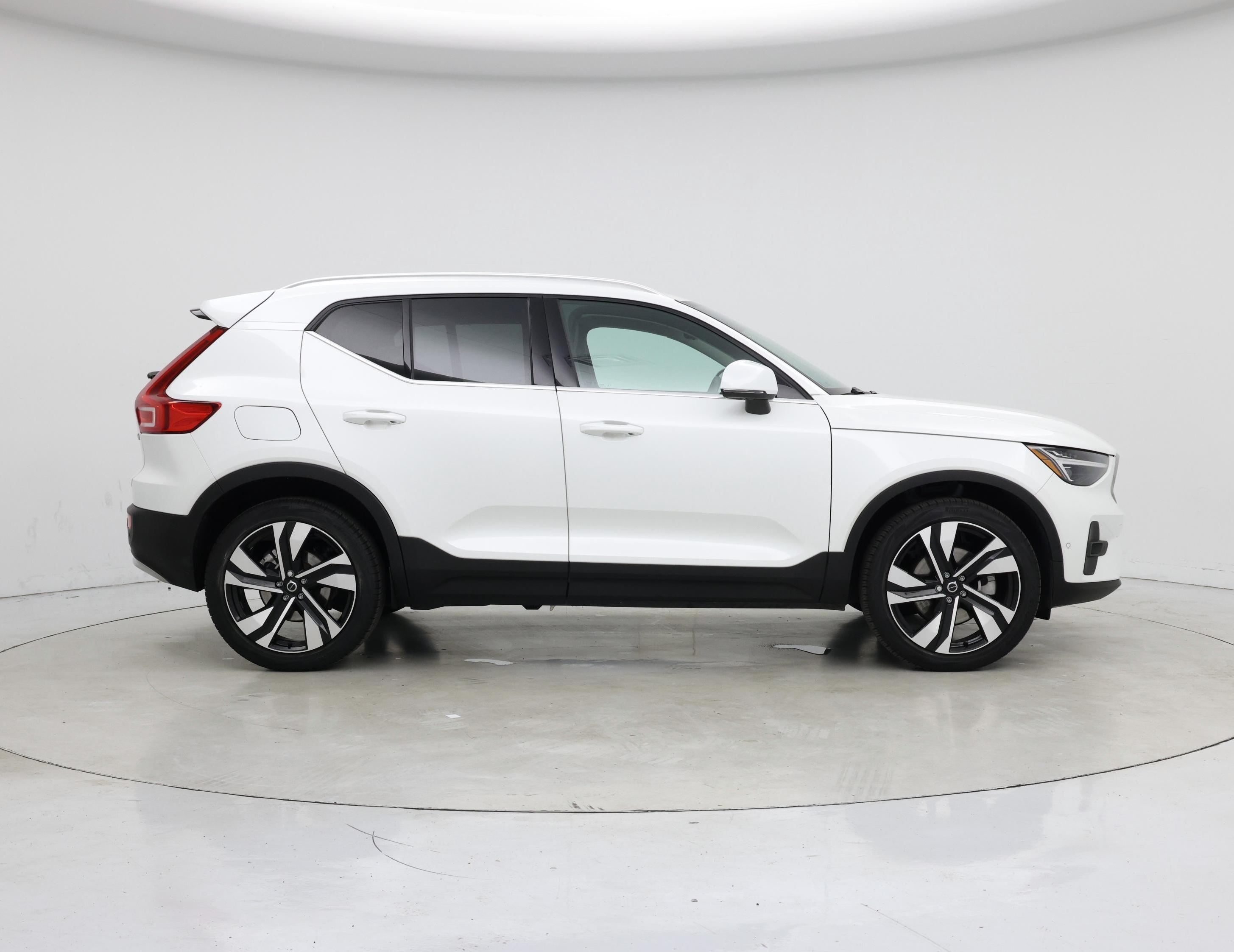 Thumbnail: 2023 Volvo XC40 - 7