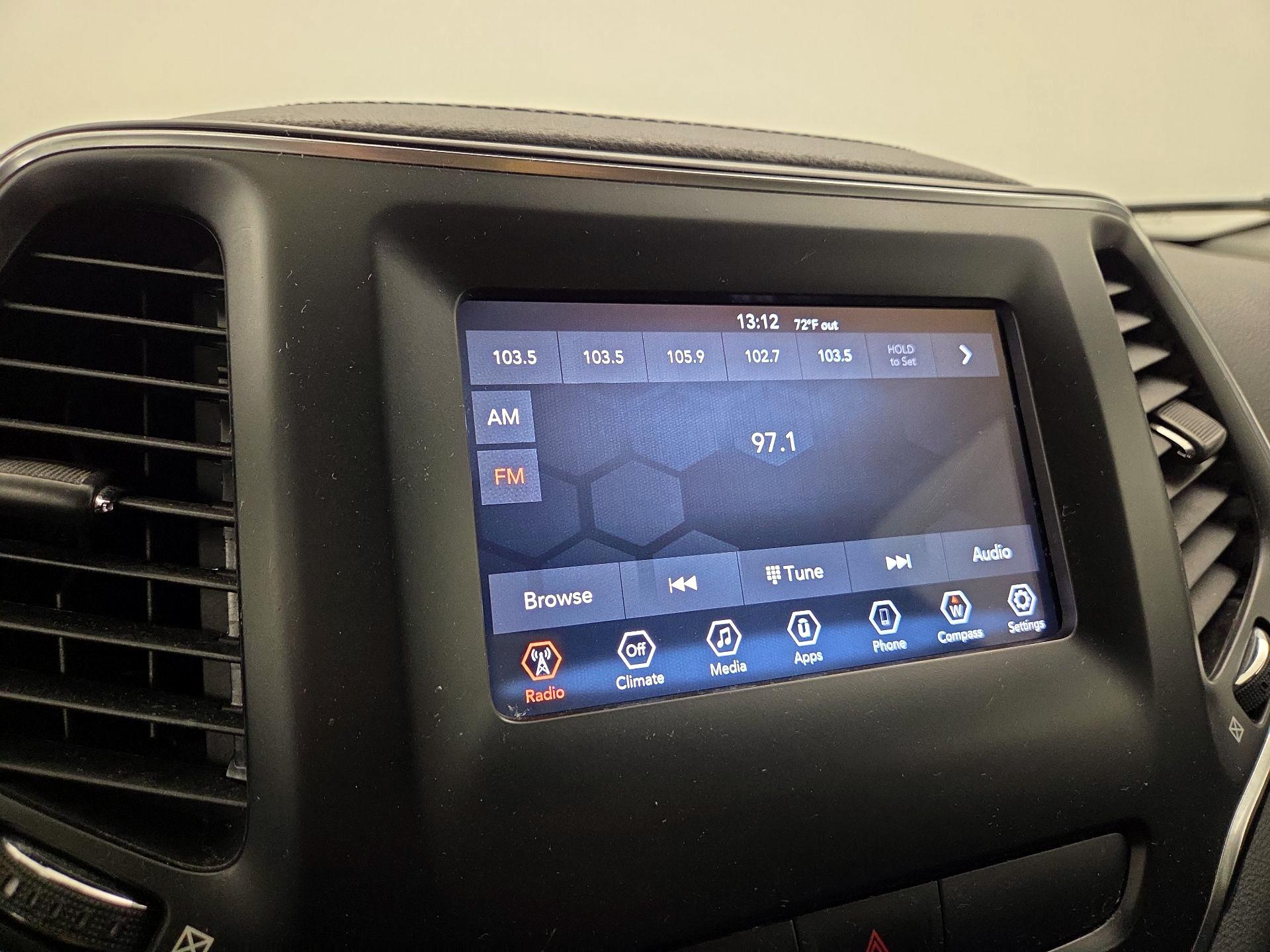 Thumbnail: 2019 Jeep Cherokee - 15