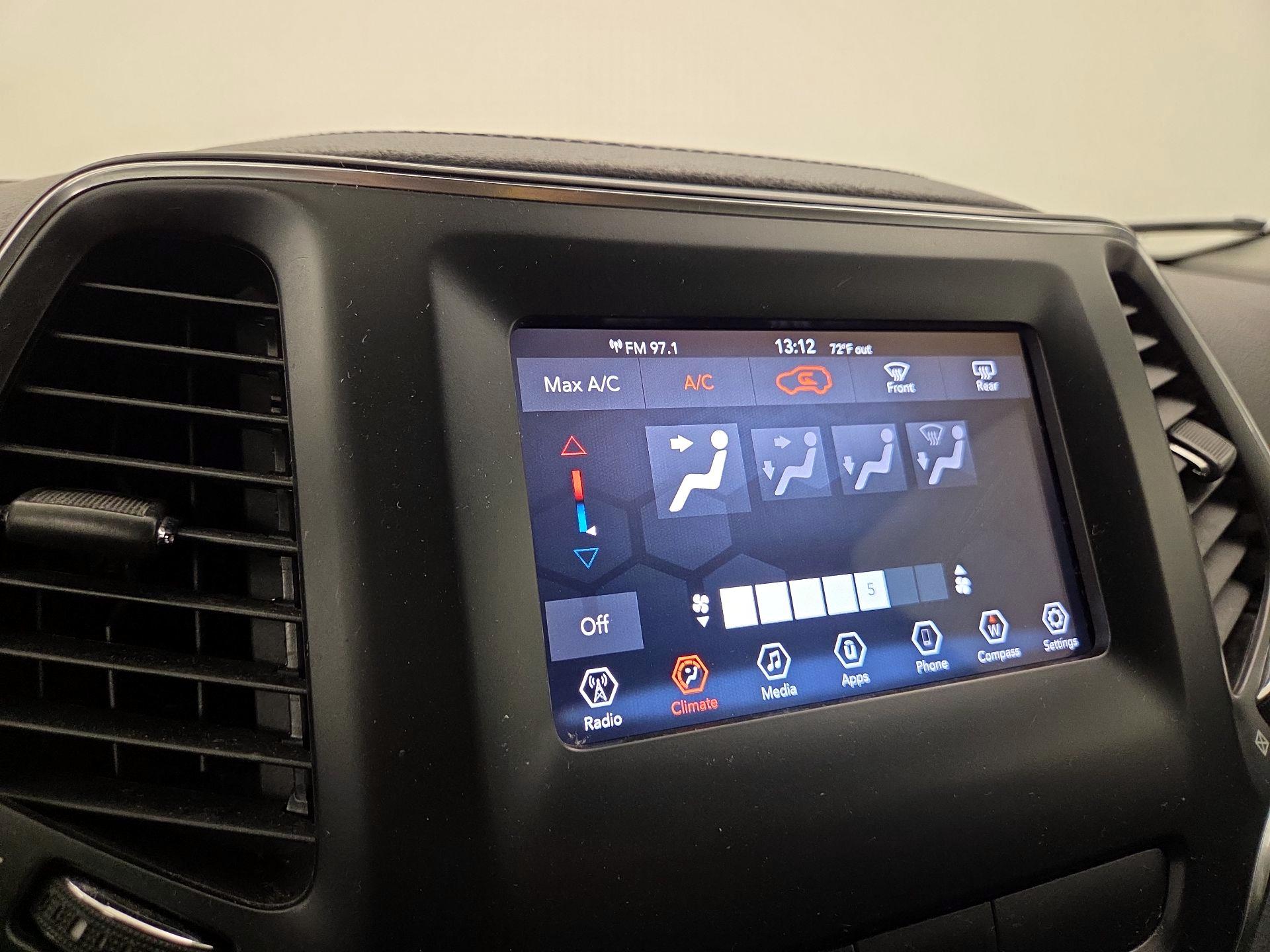 Thumbnail: 2019 Jeep Cherokee - 16