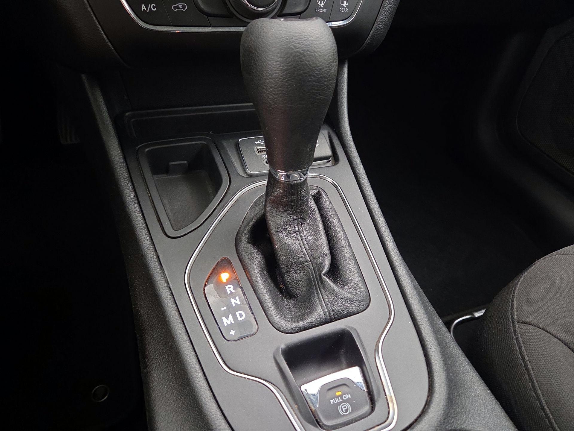 Thumbnail: 2019 Jeep Cherokee - 17