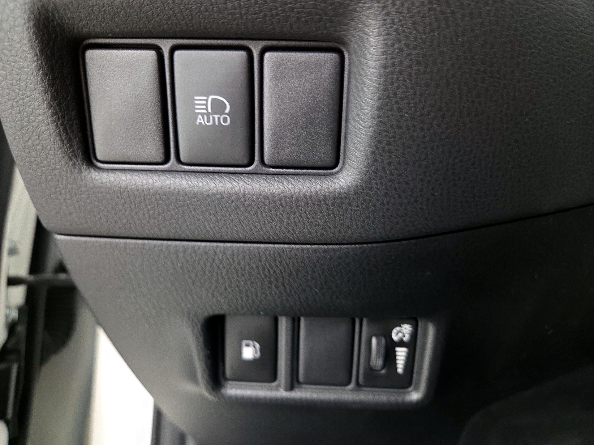 Thumbnail: 2018 Toyota C-HR - 13