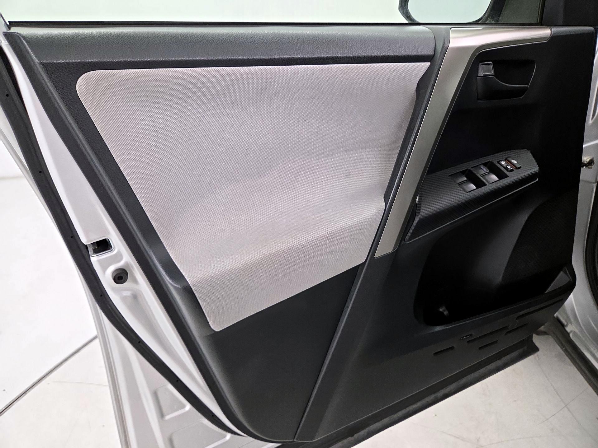 Thumbnail: 2015 Toyota RAV4 - 12