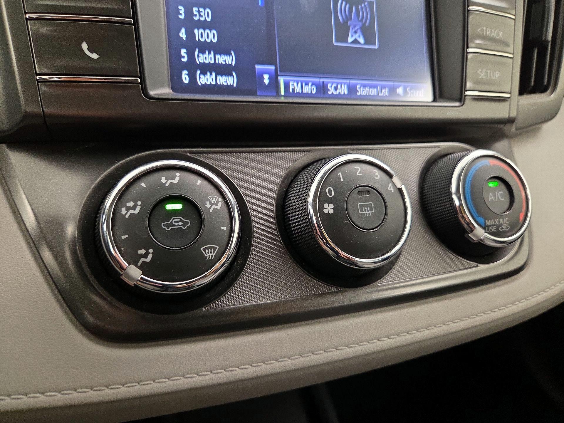 Thumbnail: 2015 Toyota RAV4 - 16