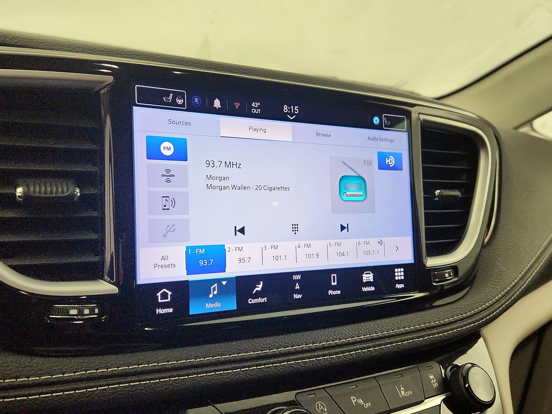 Thumbnail: 2023 Chrysler Pacifica - 16