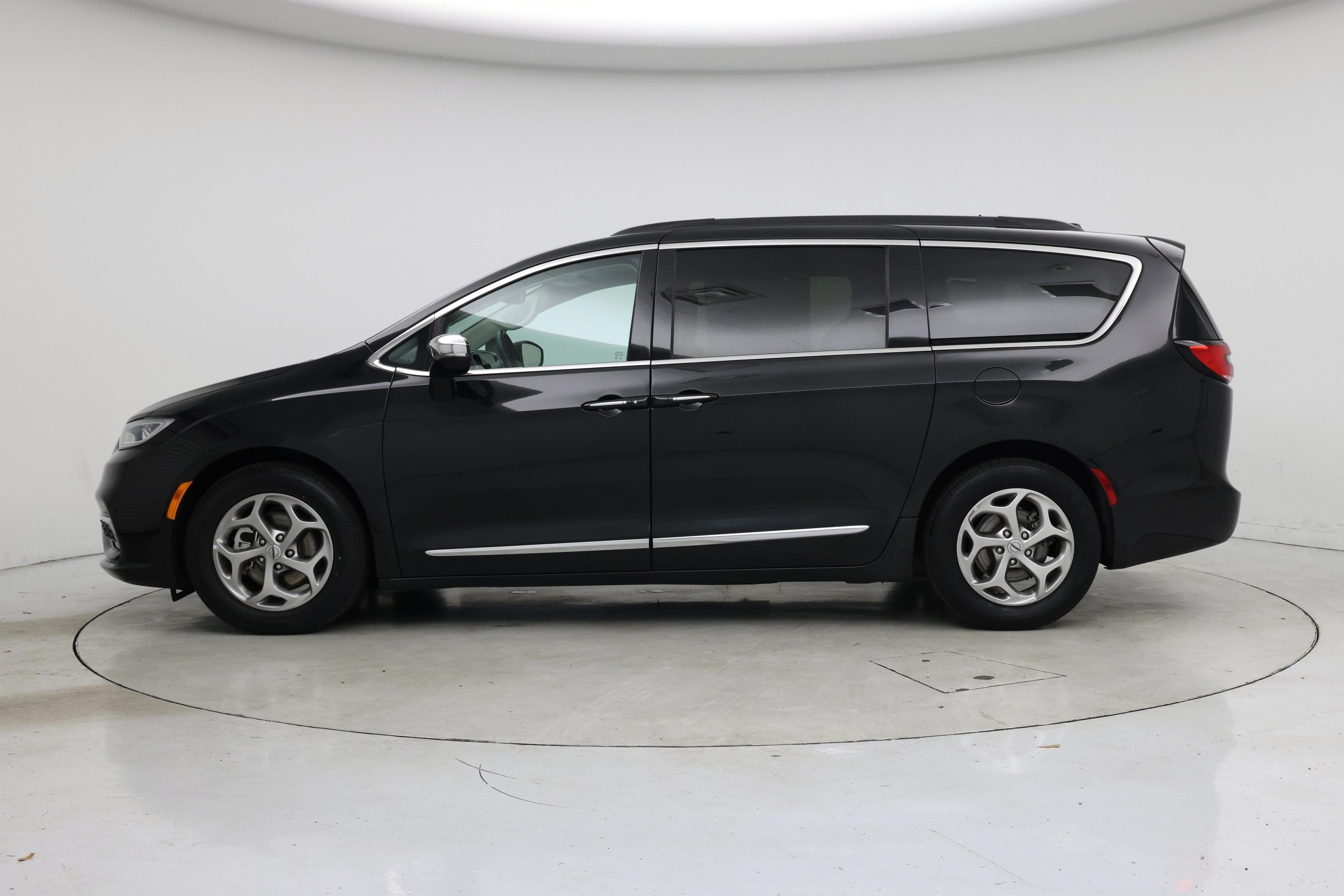 Thumbnail: 2023 Chrysler Pacifica - 3