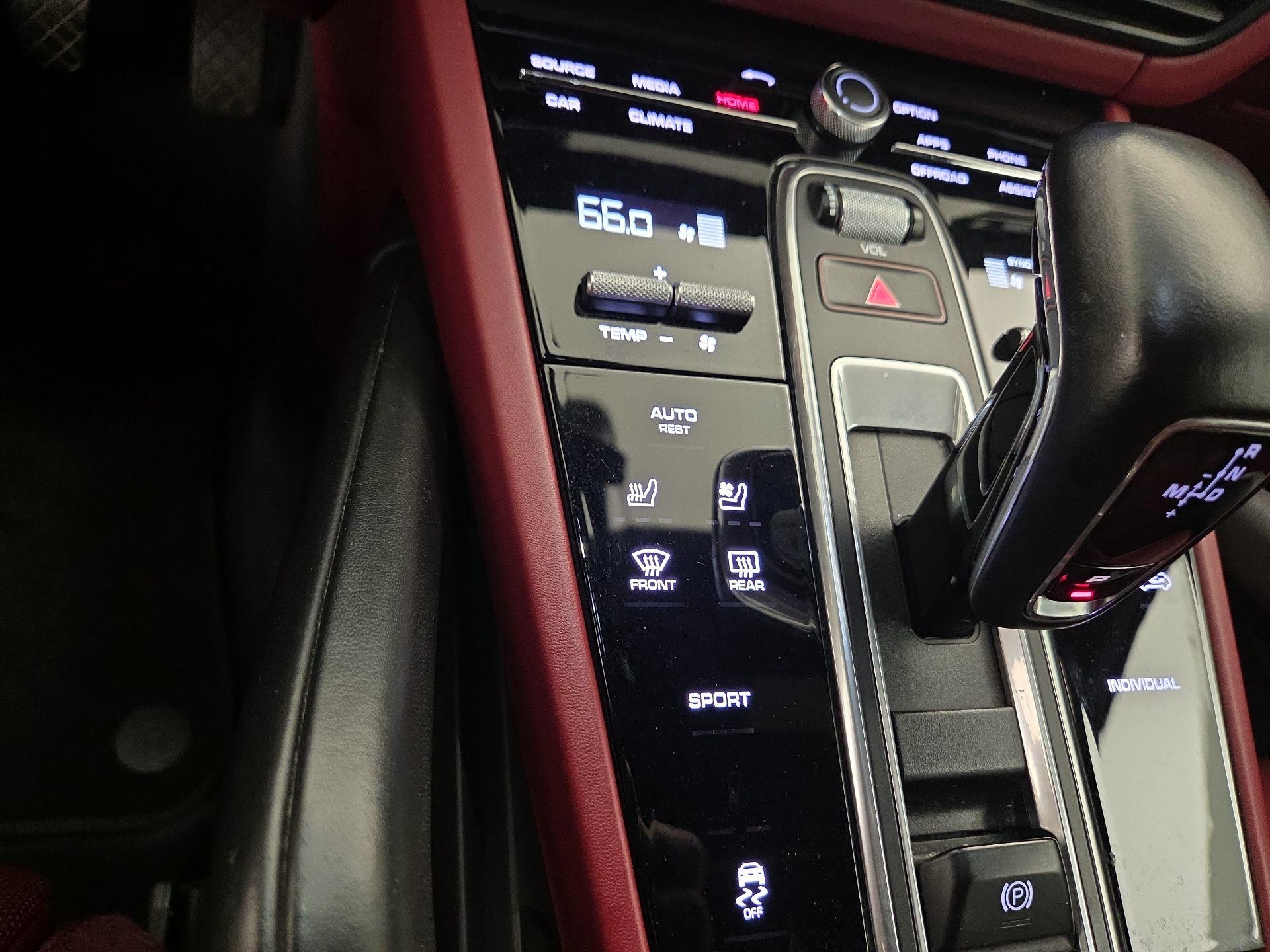 Thumbnail: 2020 Porsche Cayenne - 17