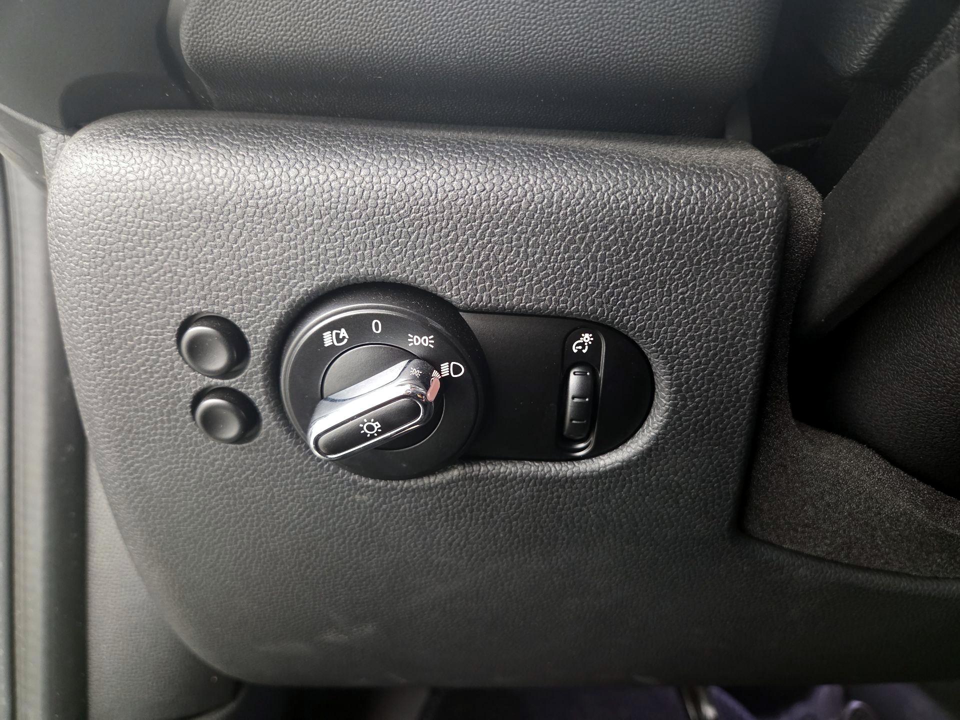 Thumbnail: 2015 MINI Cooper Hardtop - 13