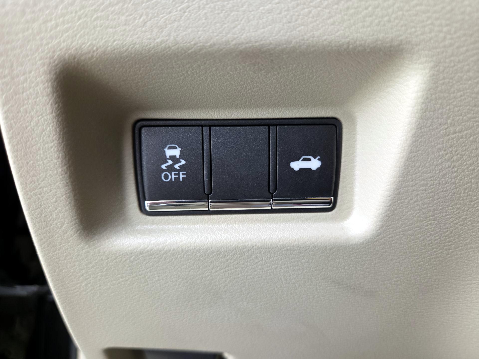 Thumbnail: 2014 INFINITI Q50 - 13