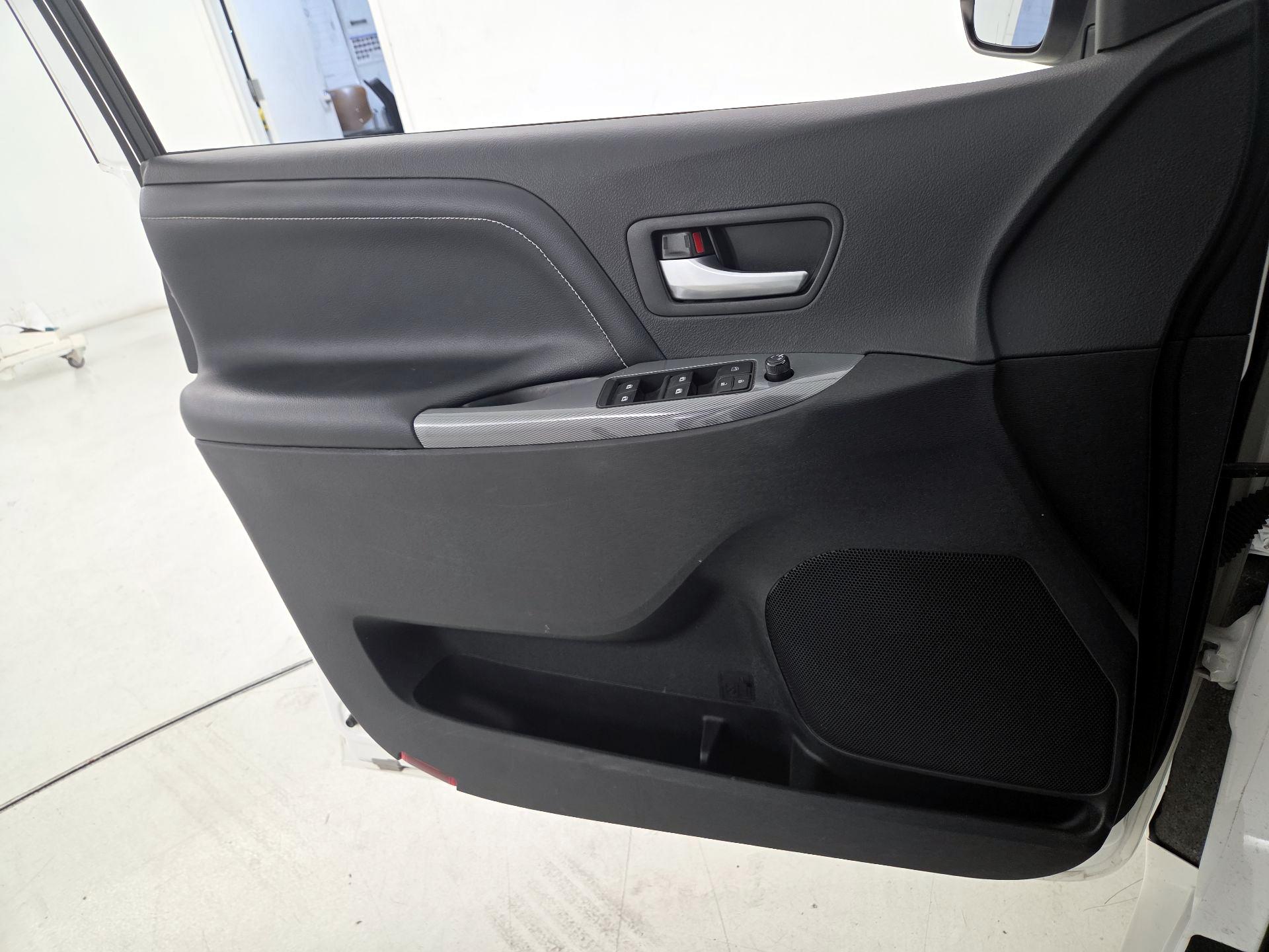 Thumbnail: 2015 Toyota Sienna - 12