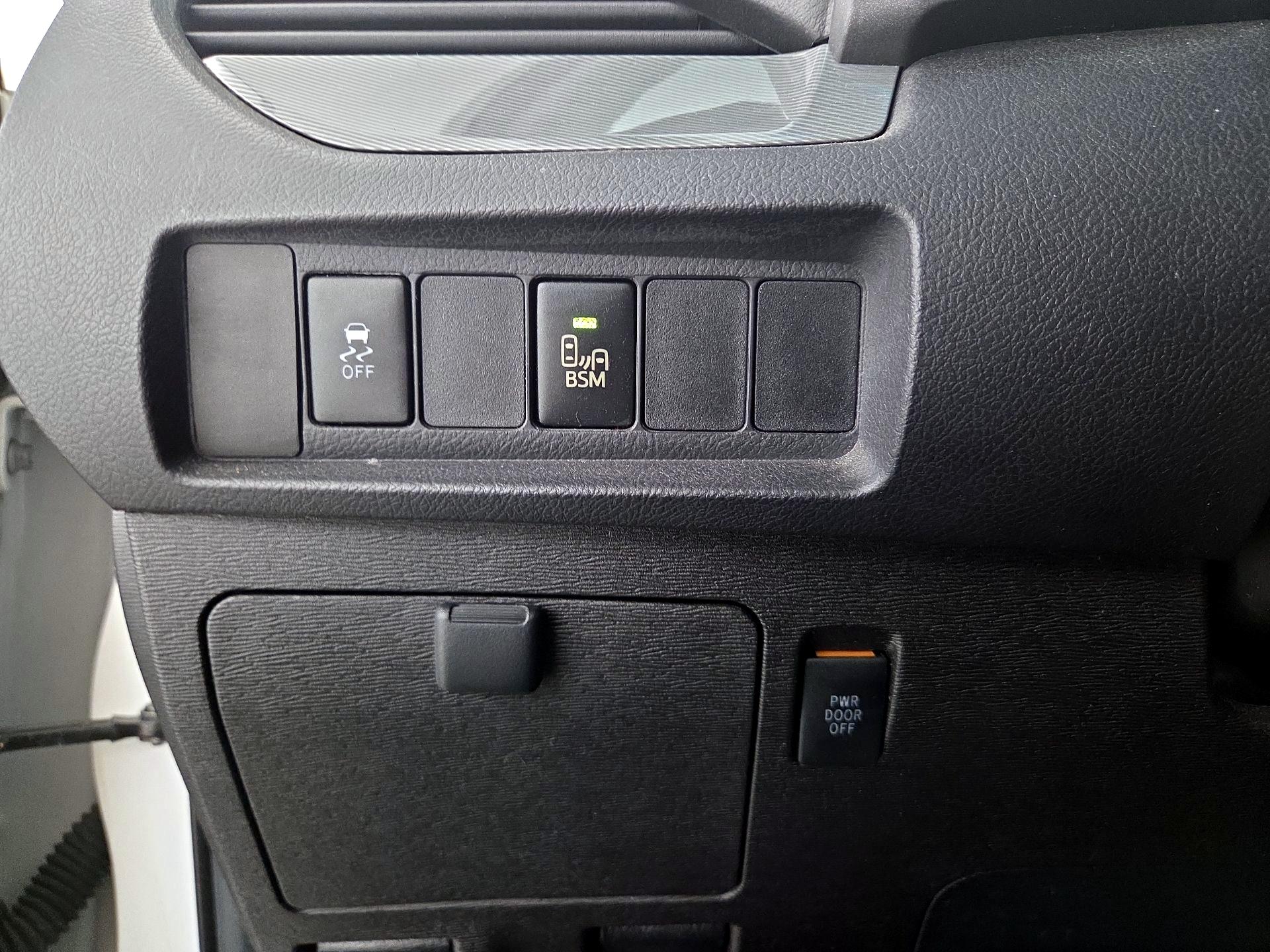 Thumbnail: 2015 Toyota Sienna - 13