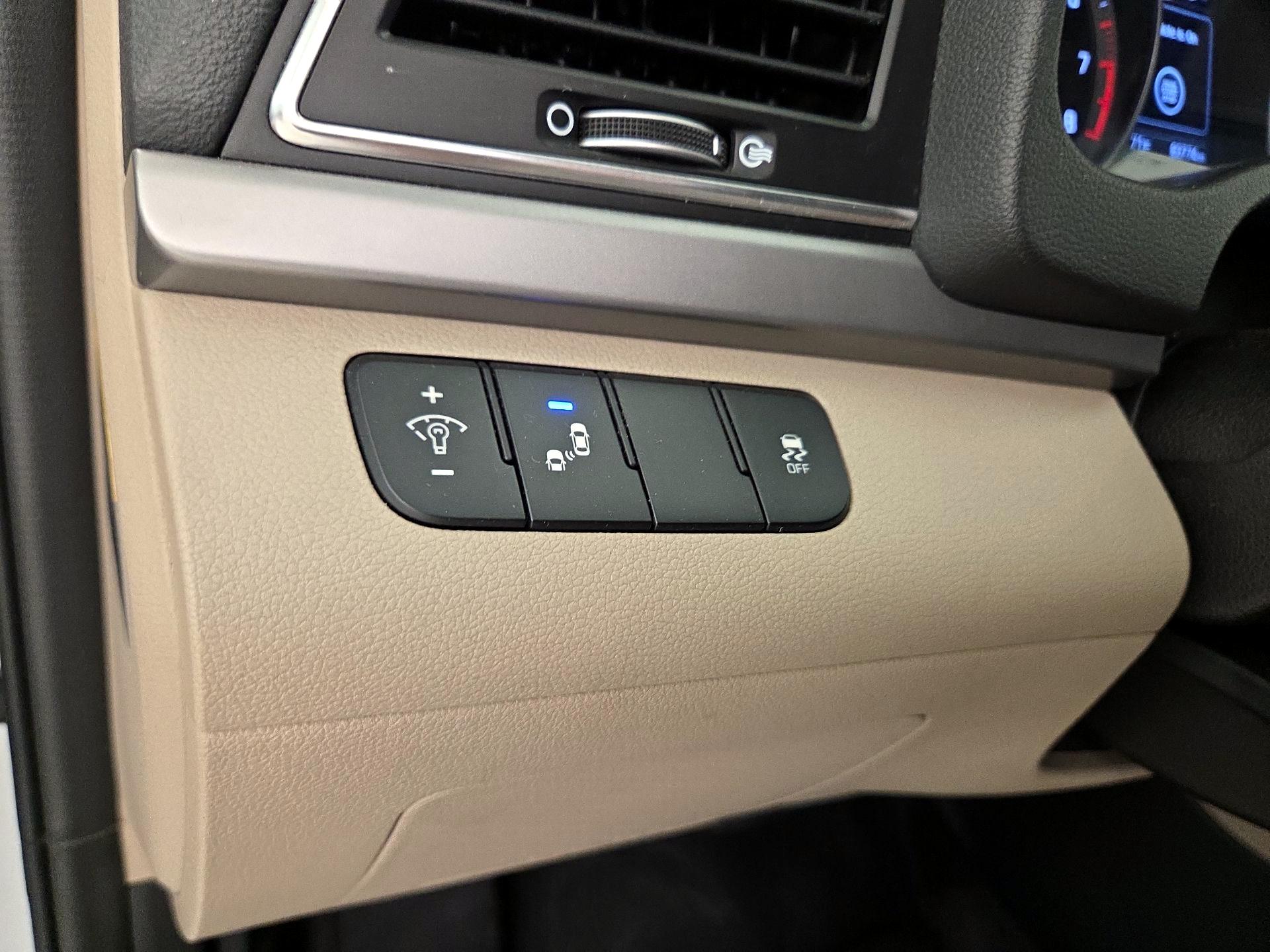 Thumbnail: 2017 Hyundai Elantra - 13