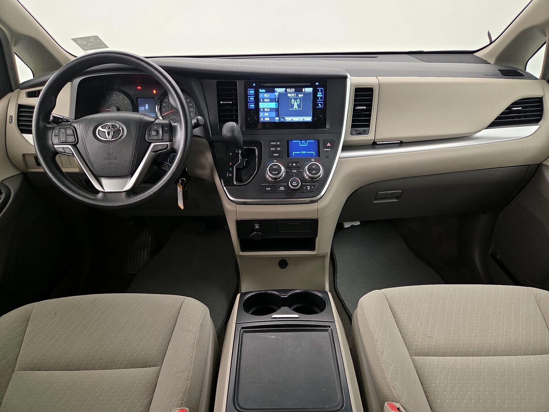 Thumbnail: 2017 Toyota Sienna - 9