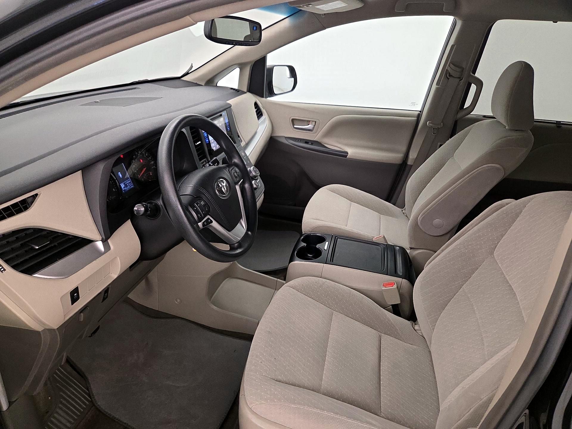 Thumbnail: 2017 Toyota Sienna - 11