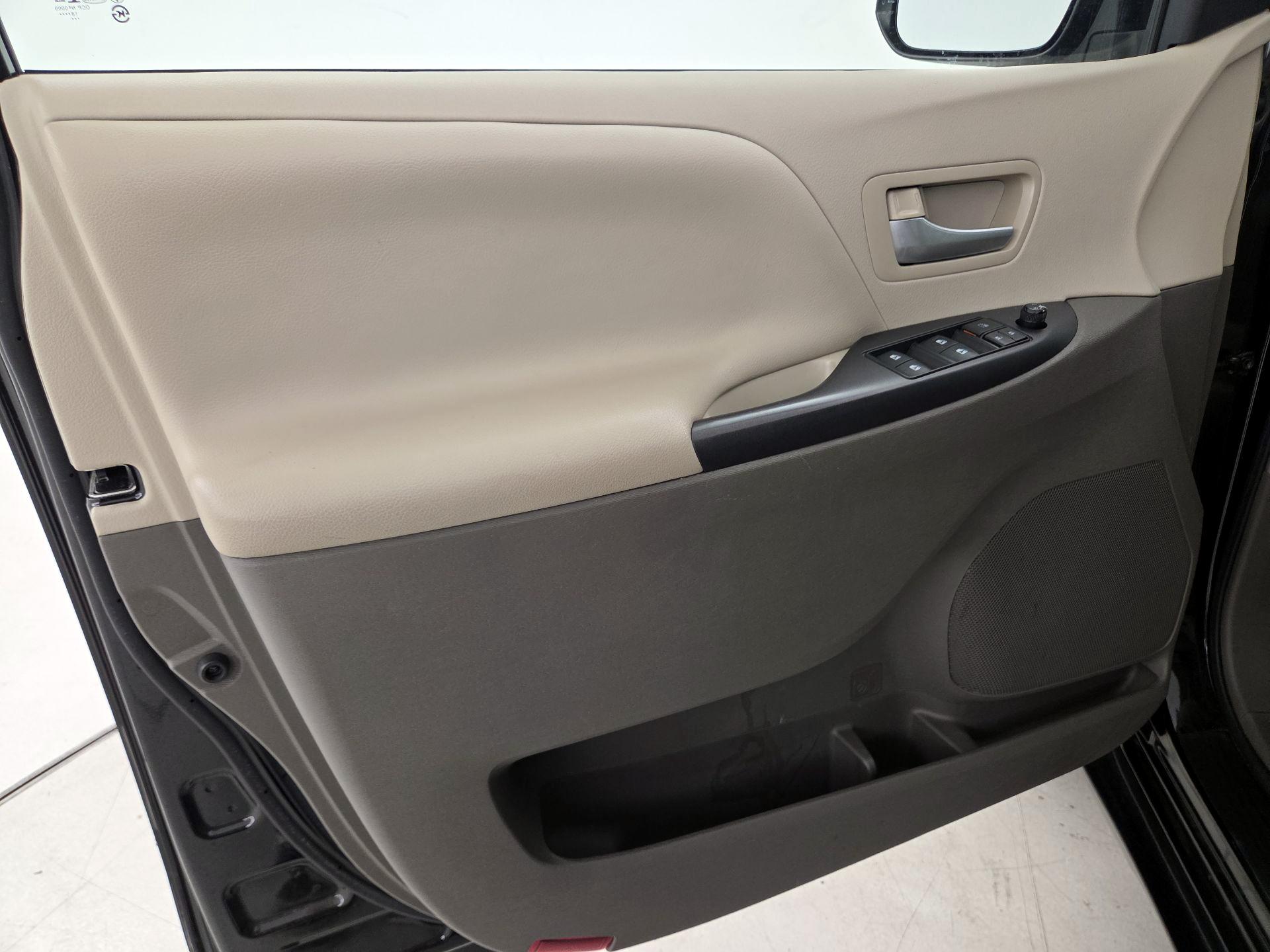 Thumbnail: 2017 Toyota Sienna - 12