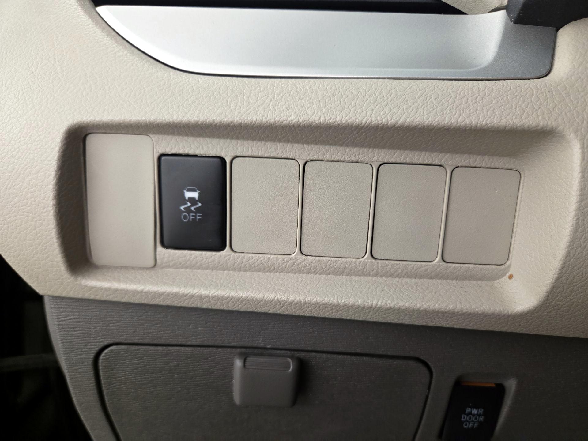 Thumbnail: 2017 Toyota Sienna - 13