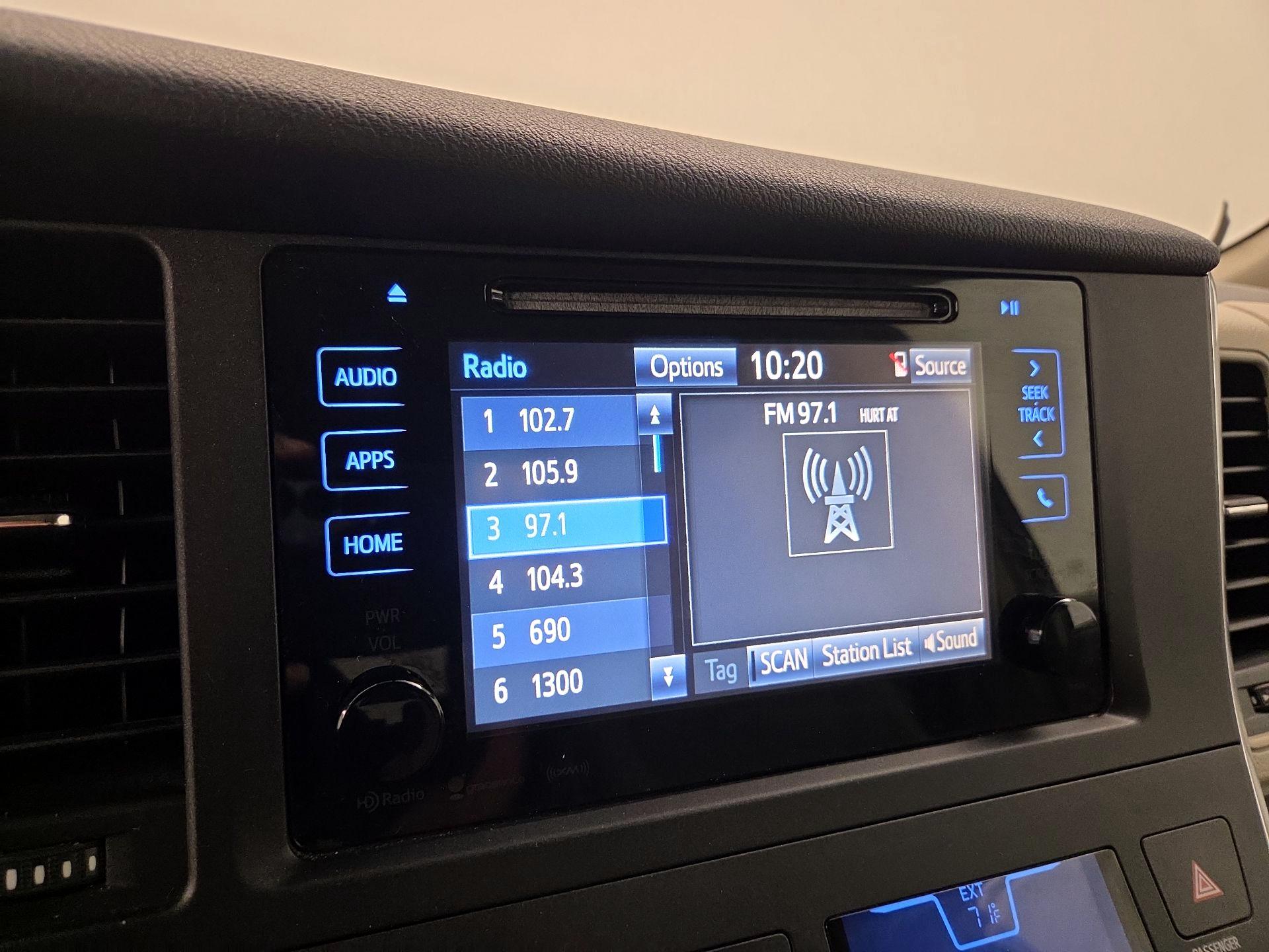 Thumbnail: 2017 Toyota Sienna - 15